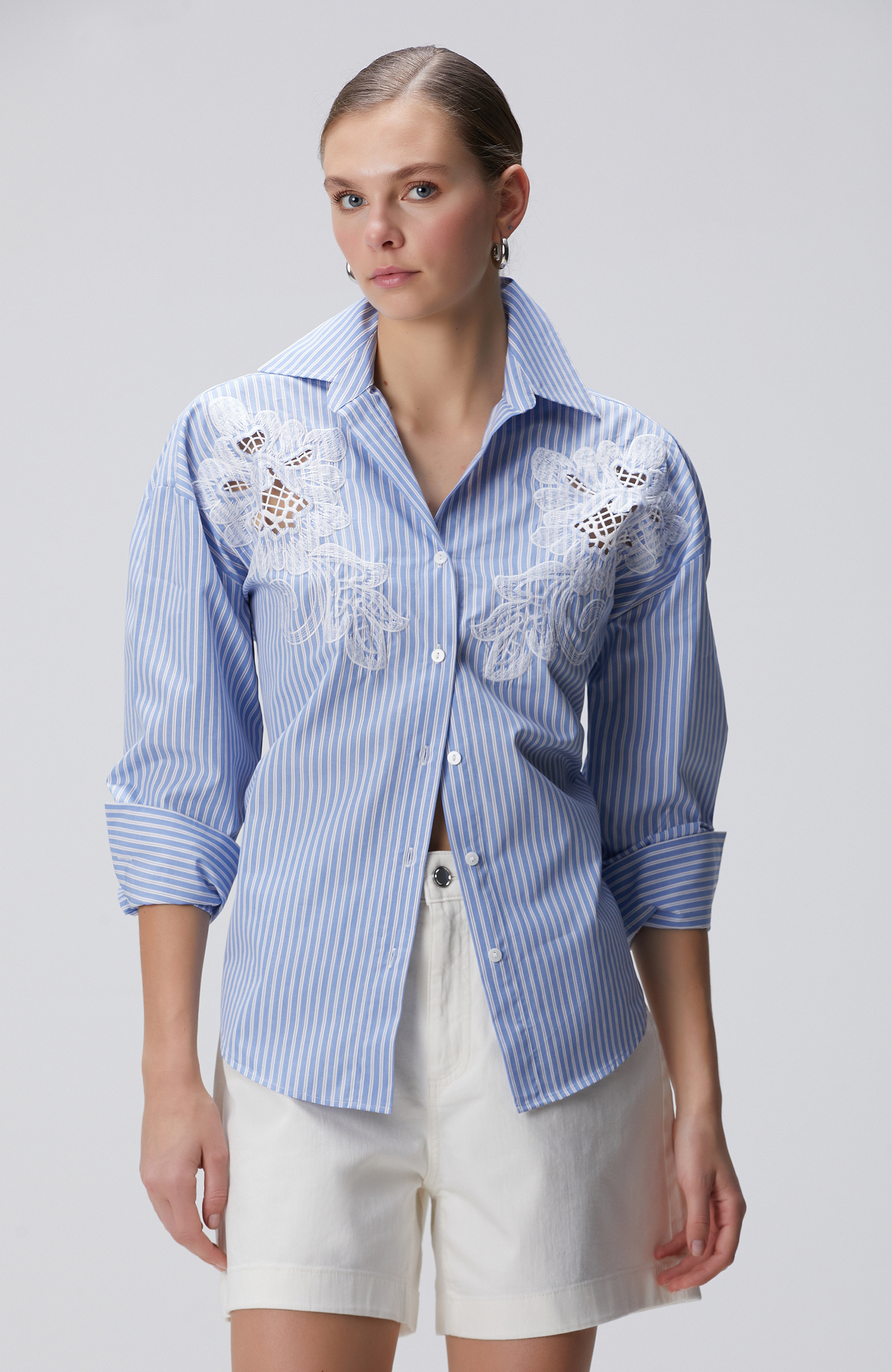 Mavi Beyaz Nakışlı Gömlek