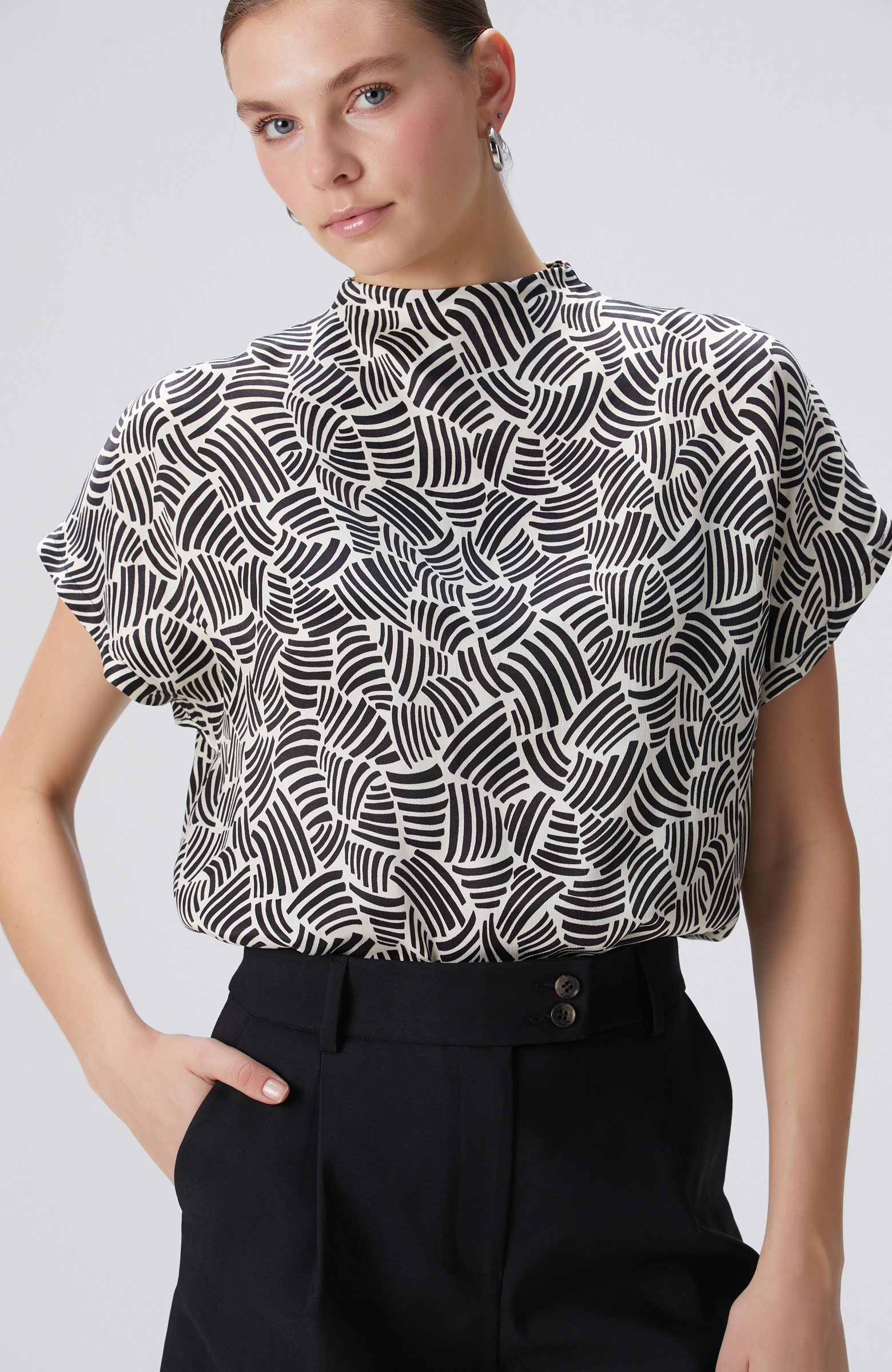 Siyah Kırık Beyaz Desenli Bluz