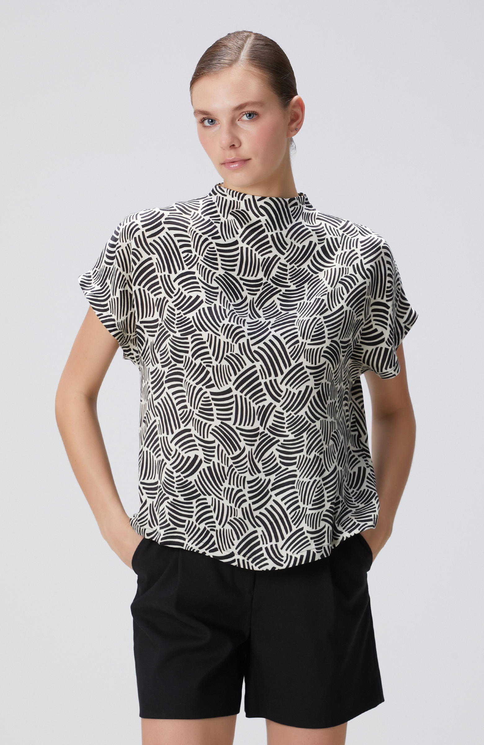 Siyah Kırık Beyaz Desenli Bluz