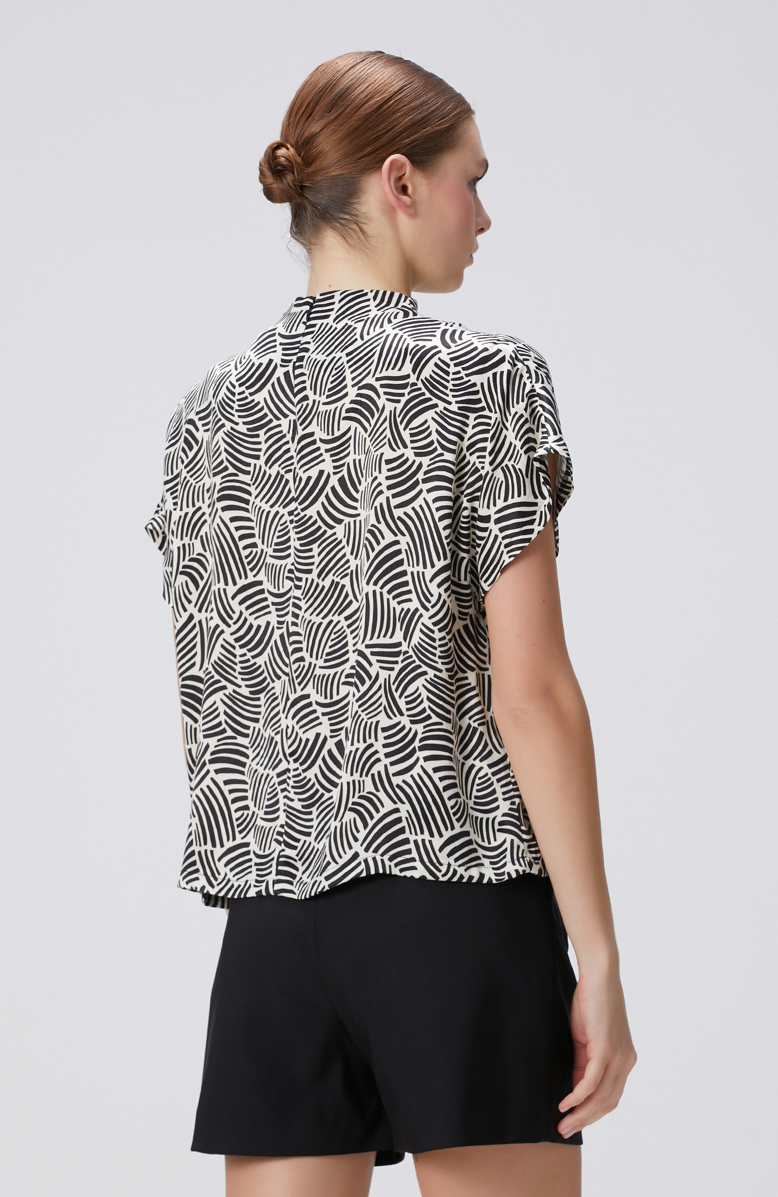 Siyah Kırık Beyaz Desenli Bluz