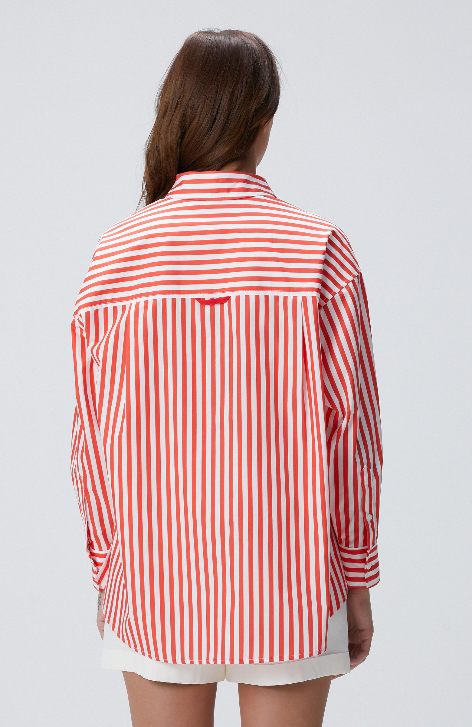 Kırmızı Çizgili Gömlek