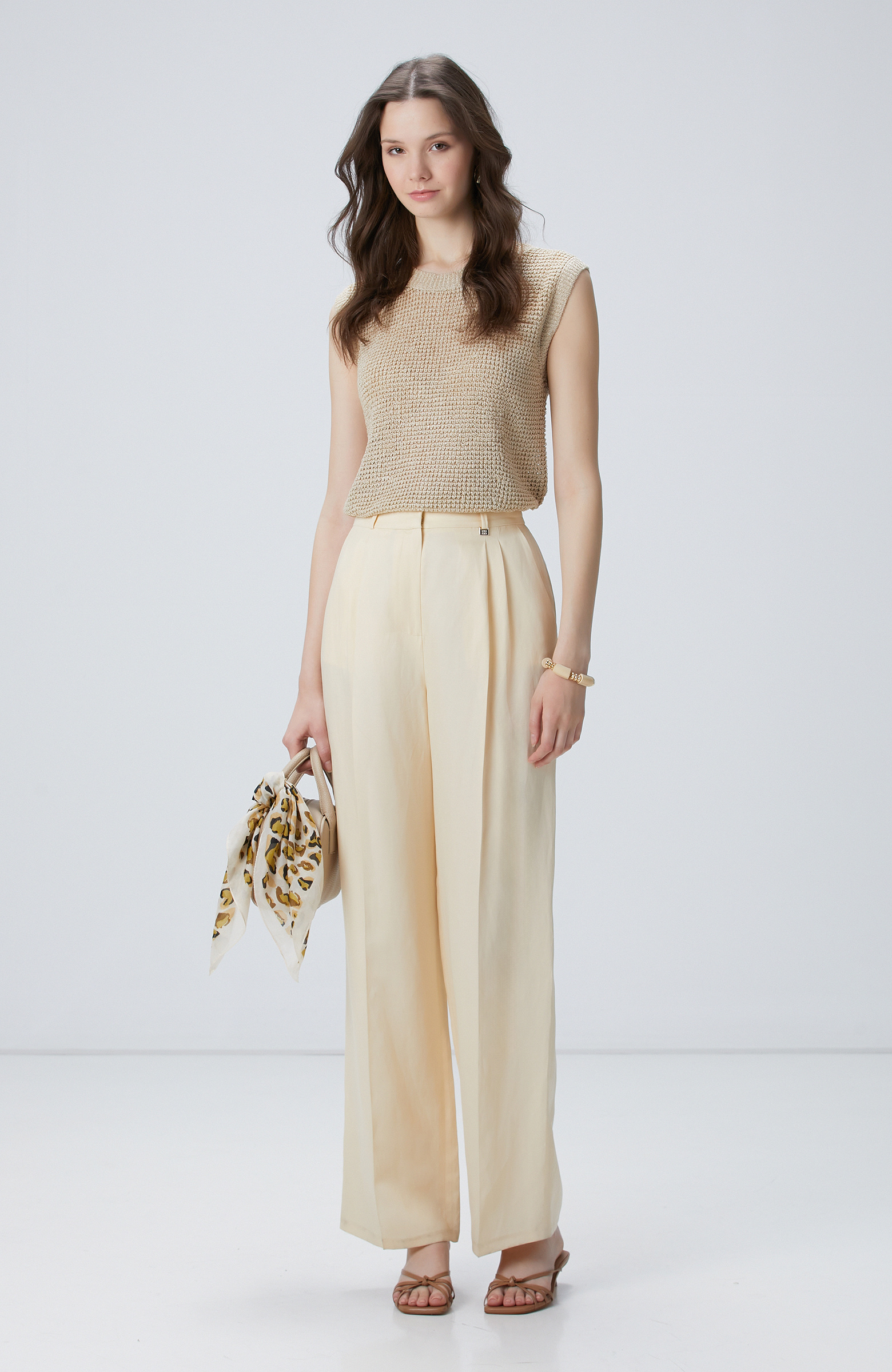 Bej Sırt Dekolteli Triko kazak