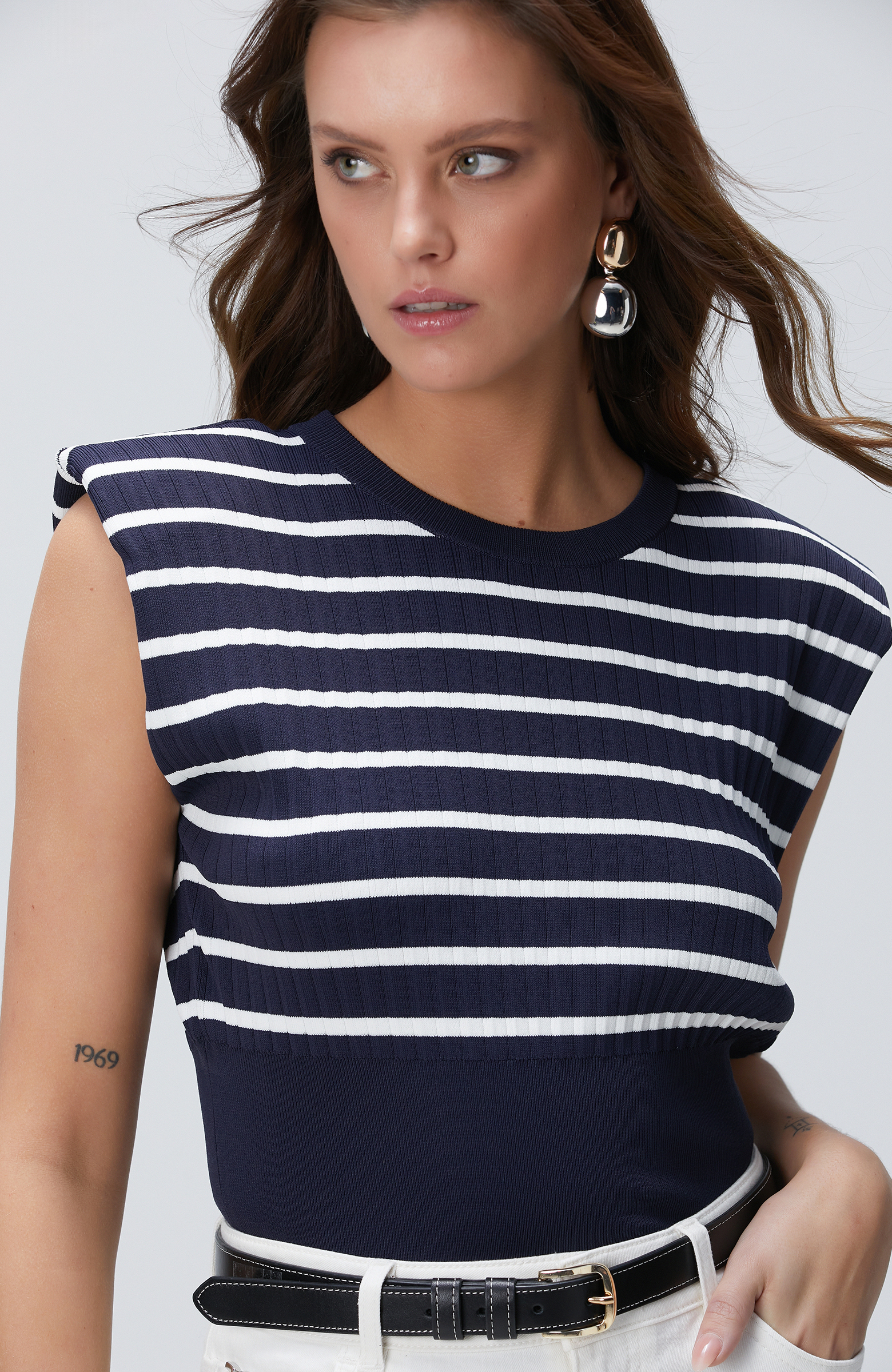 Beyaz Lacivert Düşük Kol Çizgili Triko