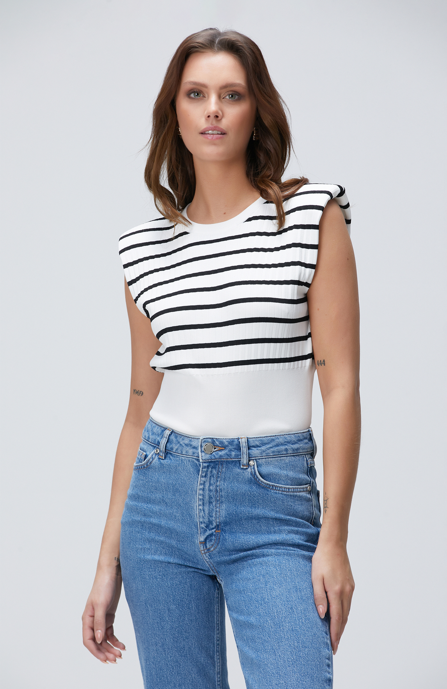 Siyah Kırık Beyaz Düşük Kol Çizgili Triko