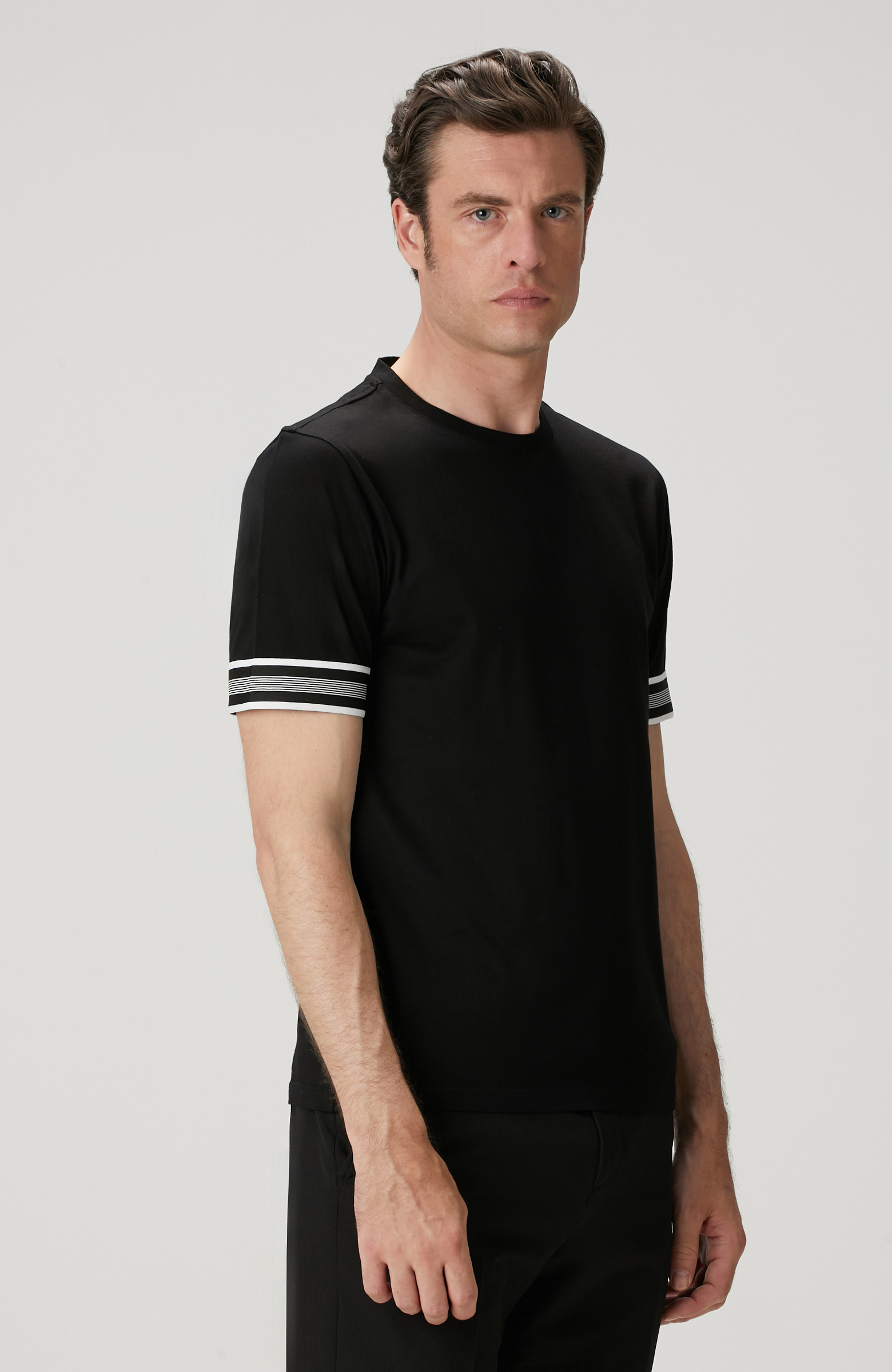 Siyah Kolu Detaylı T-shirt