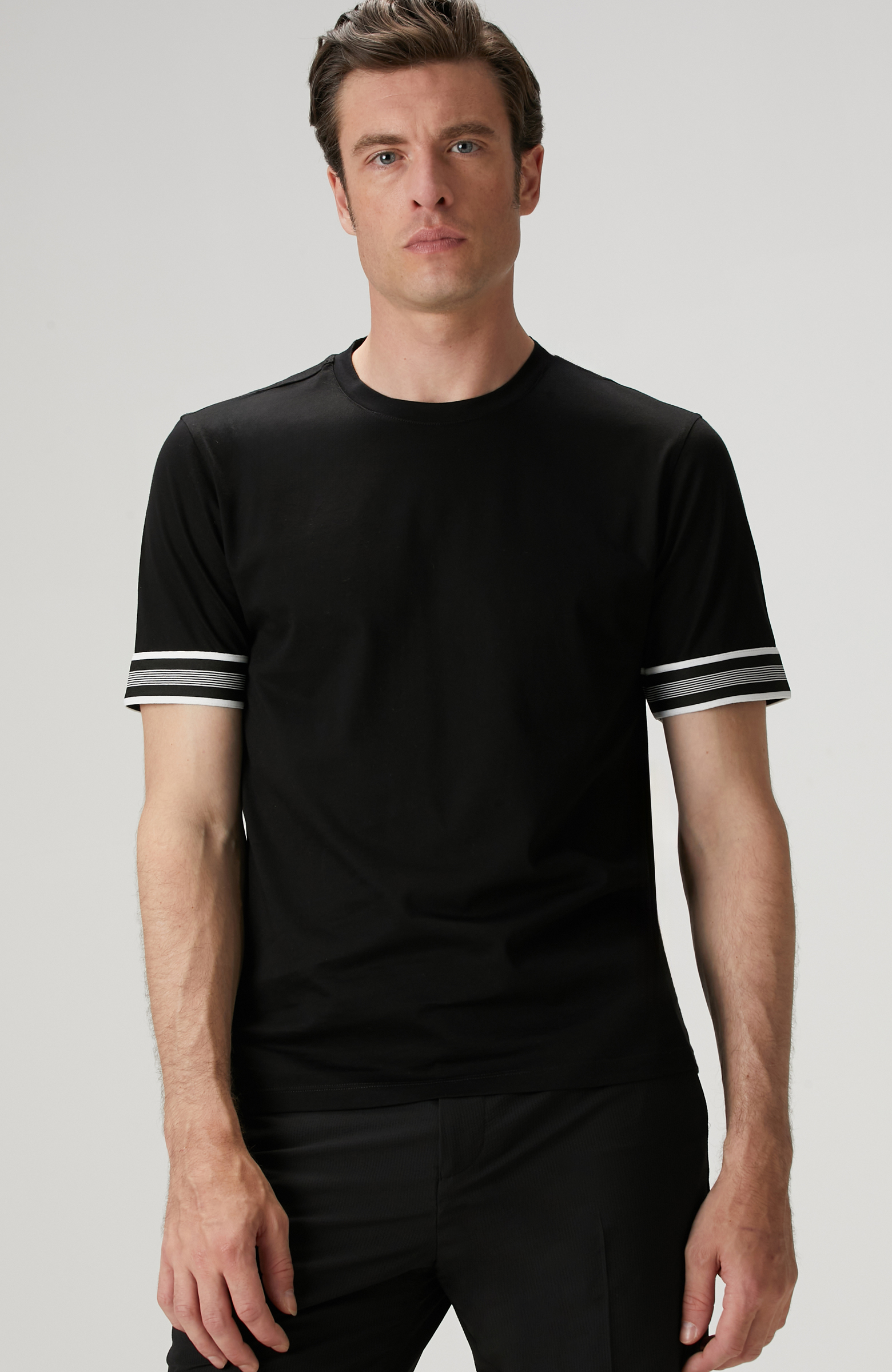 Siyah Kolu Detaylı T-shirt