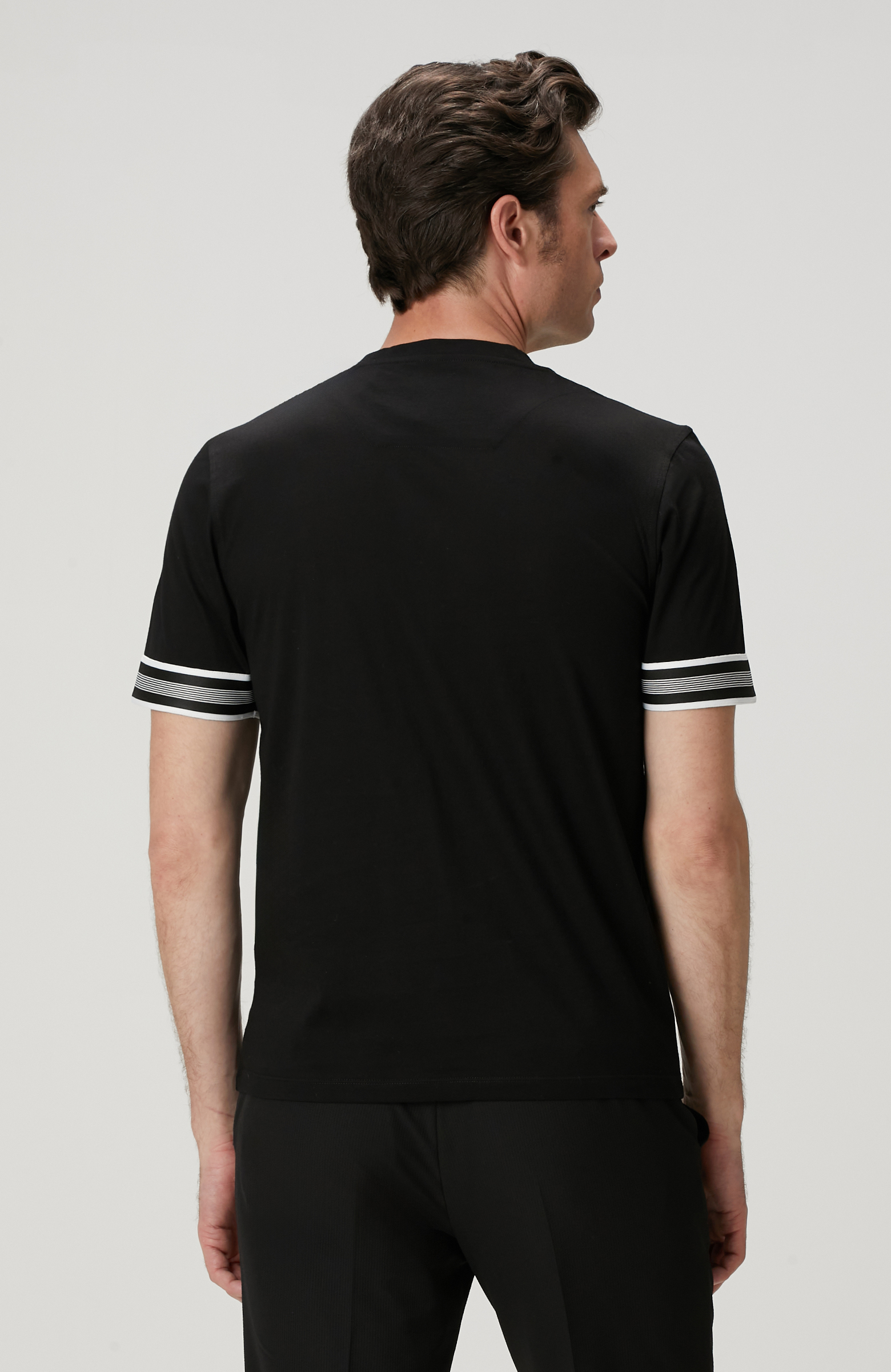 Siyah Kolu Detaylı T-shirt