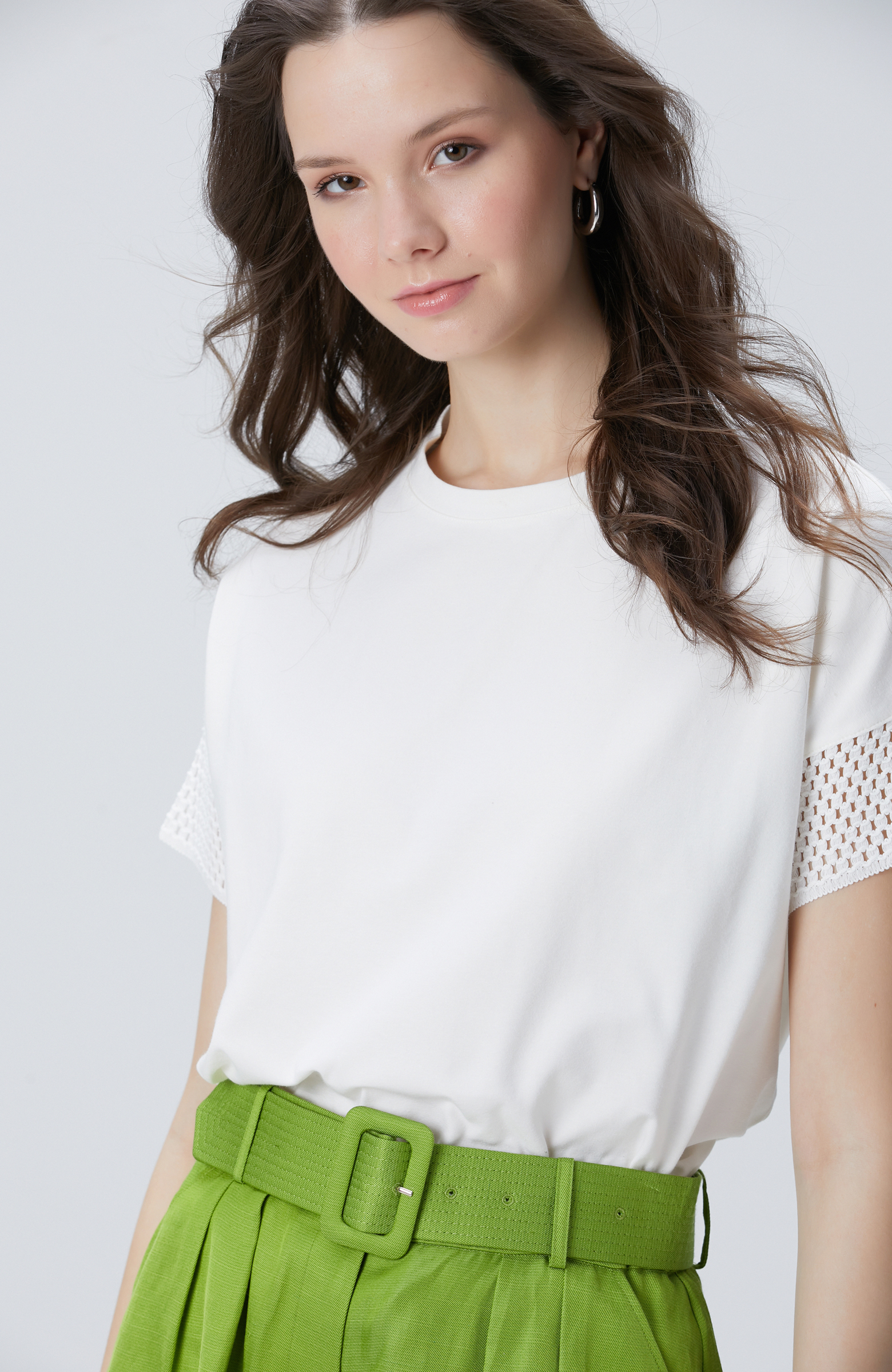 Kırık Beyaz Kol Ucu Örgü Detaylı T-shirt