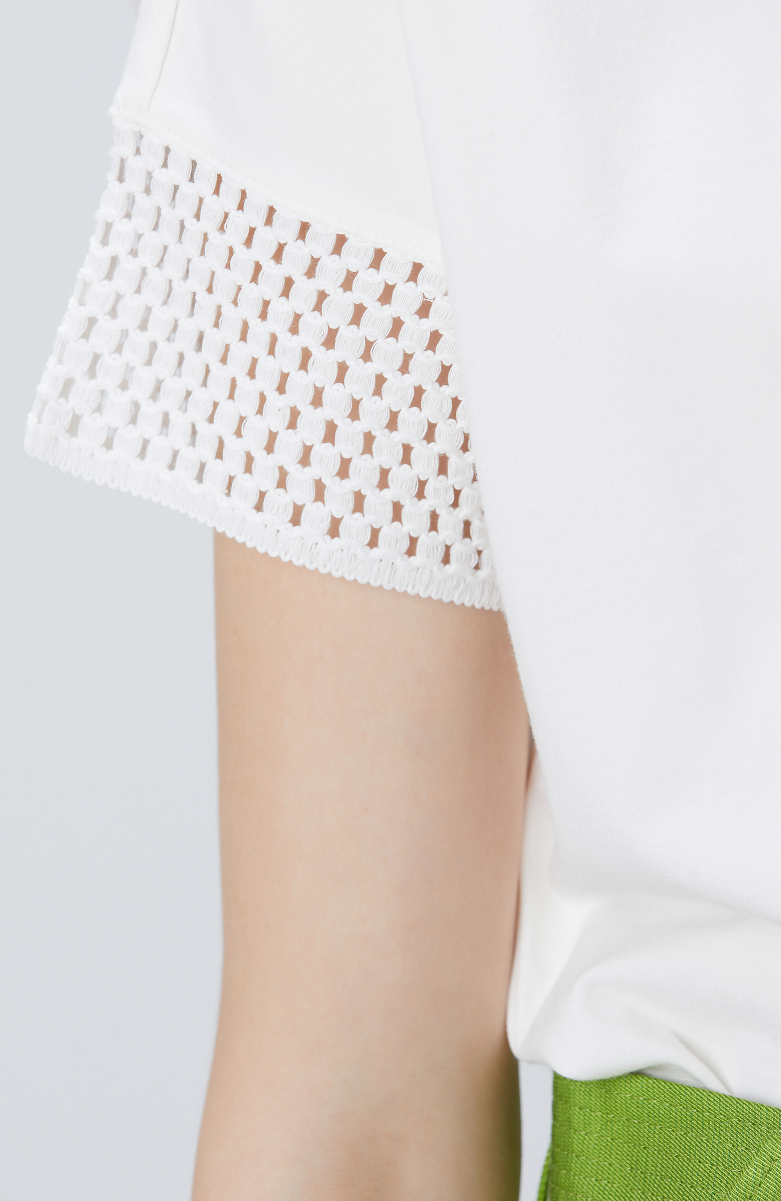 Kırık Beyaz Kol Ucu Örgü Detaylı T-shirt