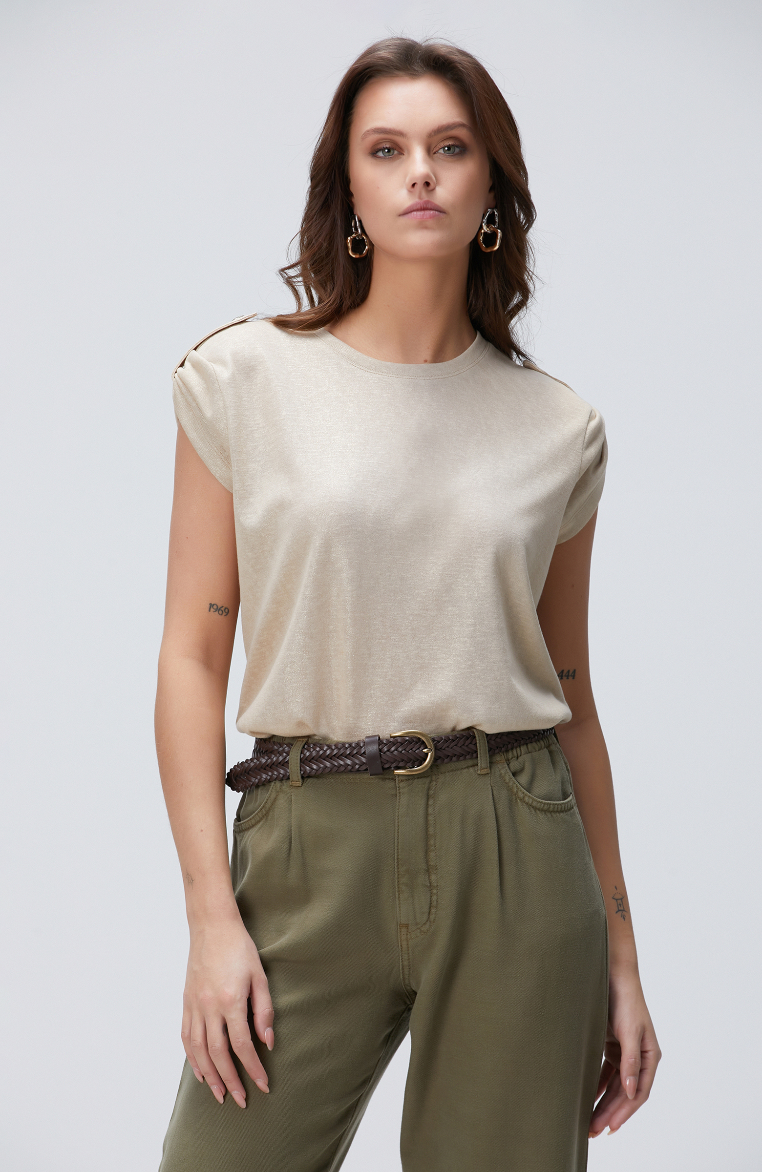 Bej Apoletli Varak Baskılı T-shirt