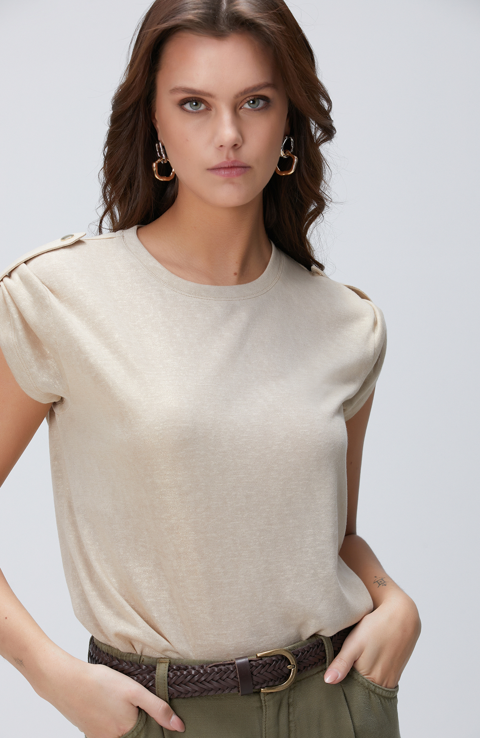 Bej Apoletli Varak Baskılı T-shirt