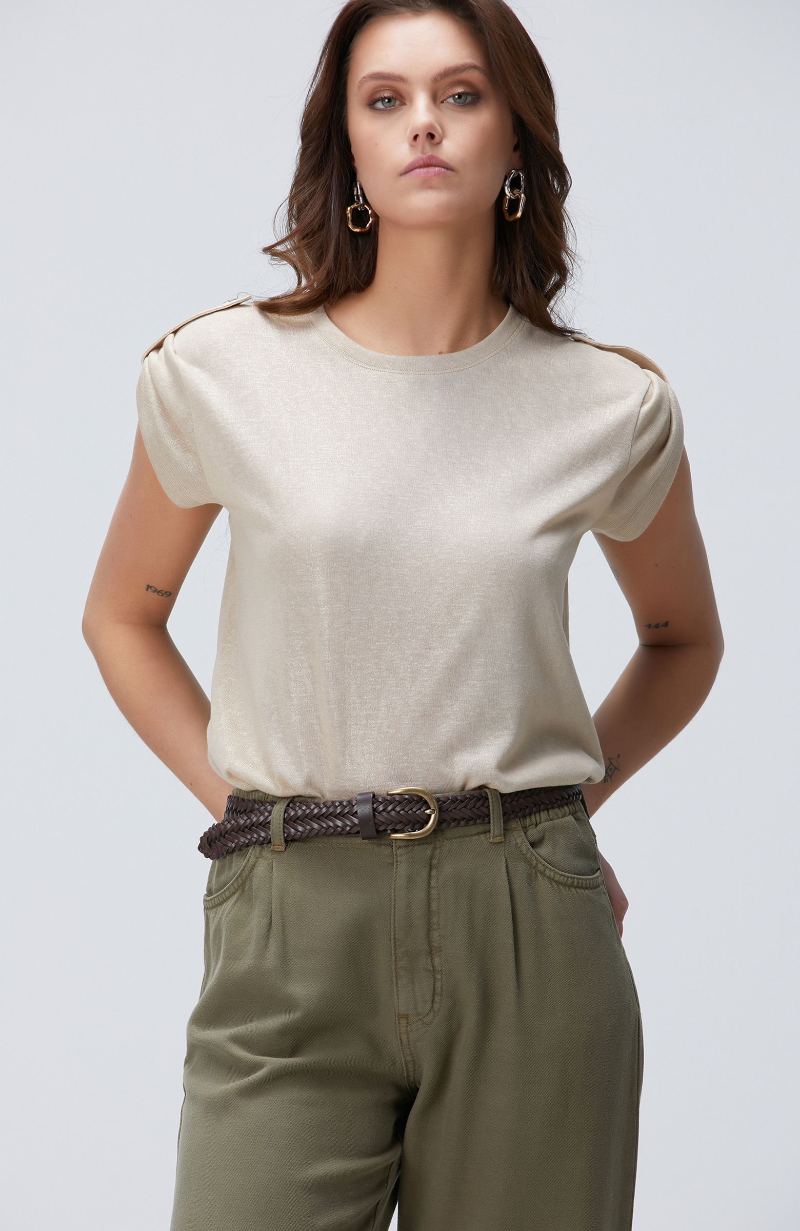 Bej Apoletli Varak Baskılı T-shirt