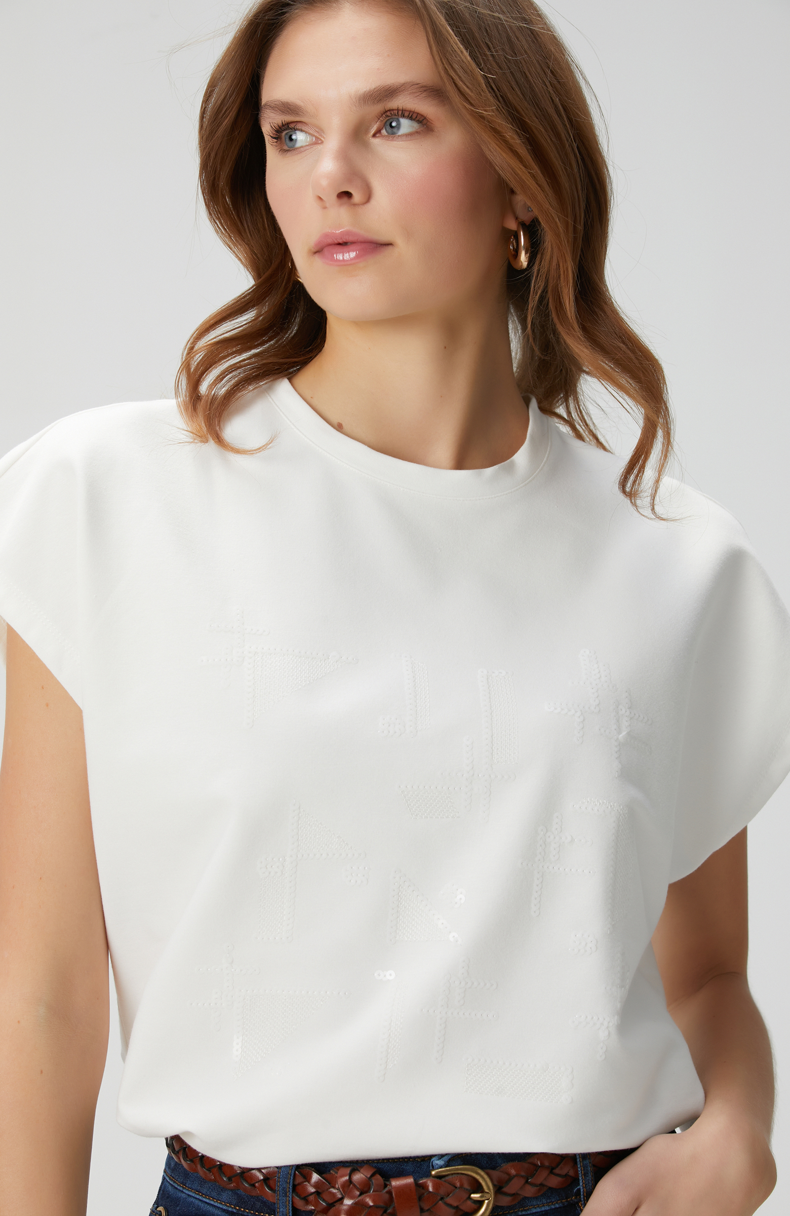 Beyaz Payet Nakış İşlemeli T-shirt