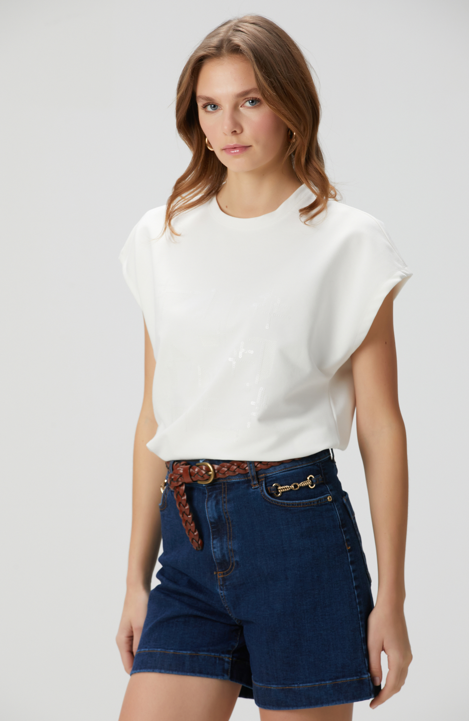 Beyaz Payet Nakış İşlemeli T-shirt