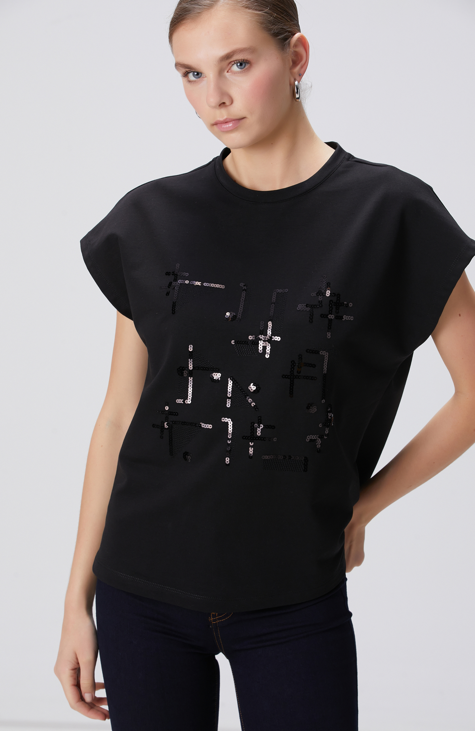 Siyah Payet Nakış İşlemeli T-shirt