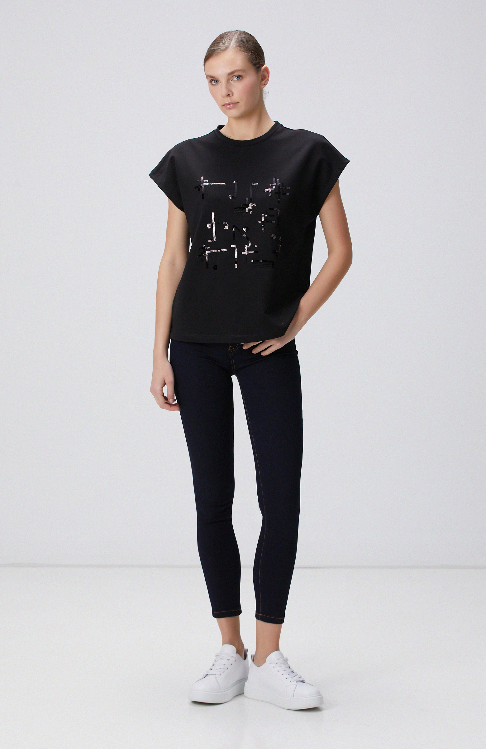 Siyah Payet Nakış İşlemeli T-shirt