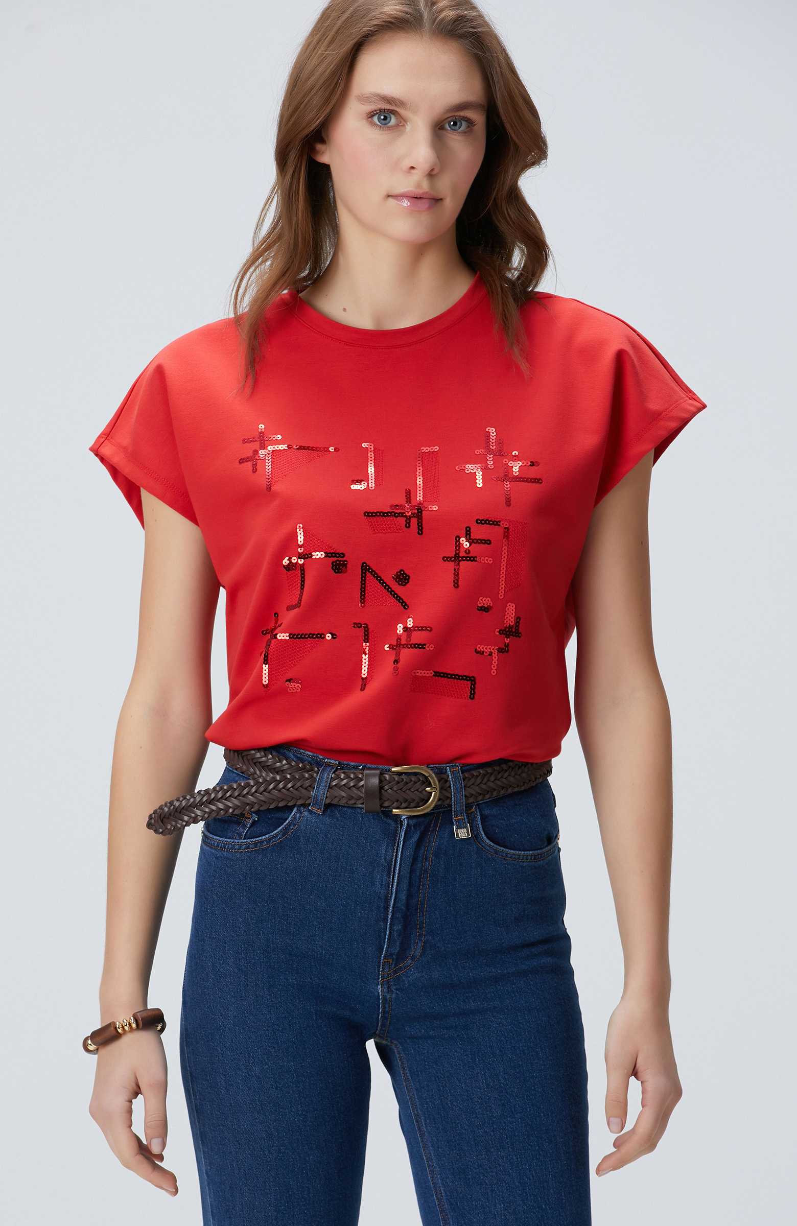 Kırmızı Payet Nakış İşlemeli T-shirt