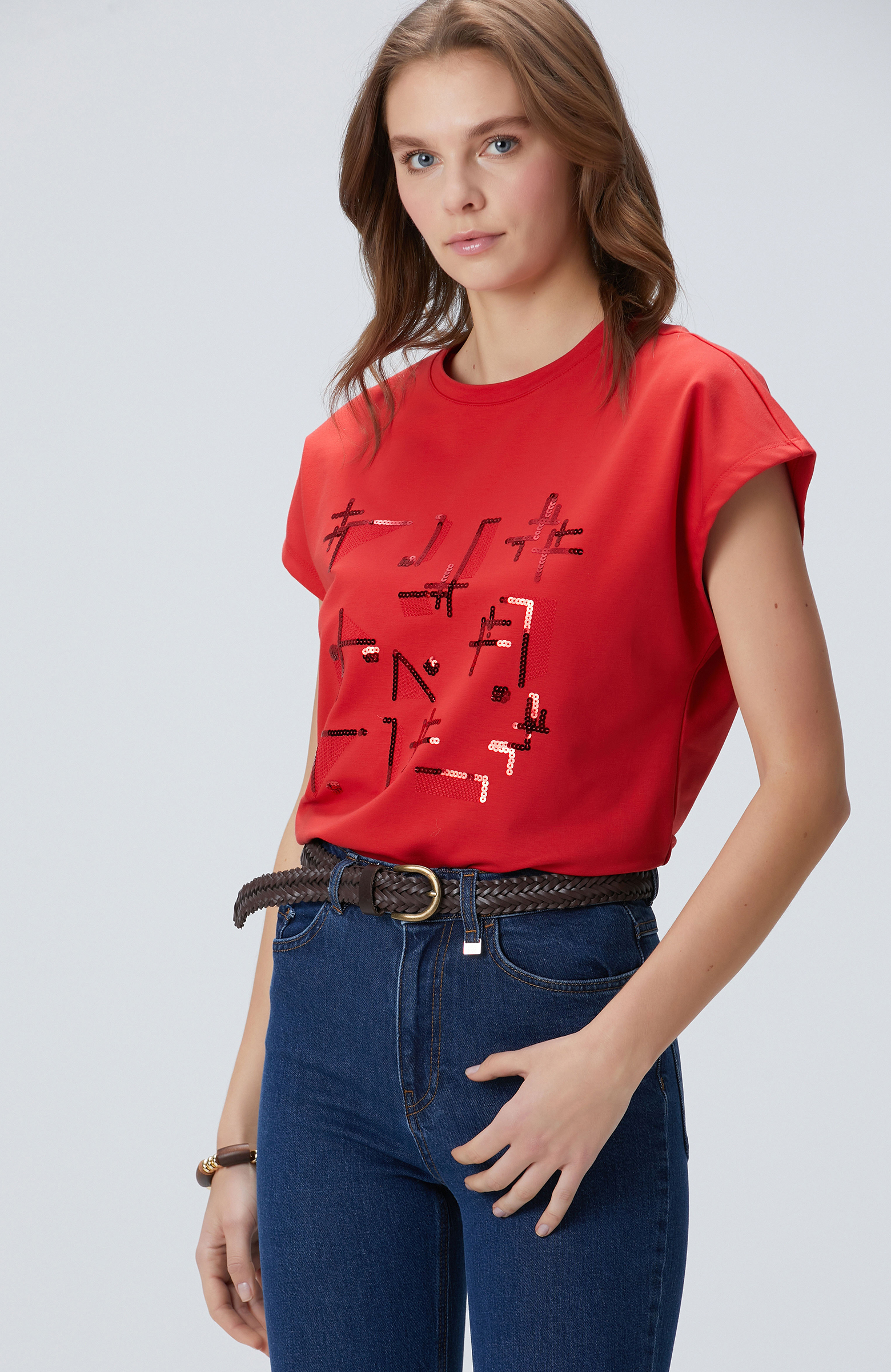 Kırmızı Payet Nakış İşlemeli T-shirt