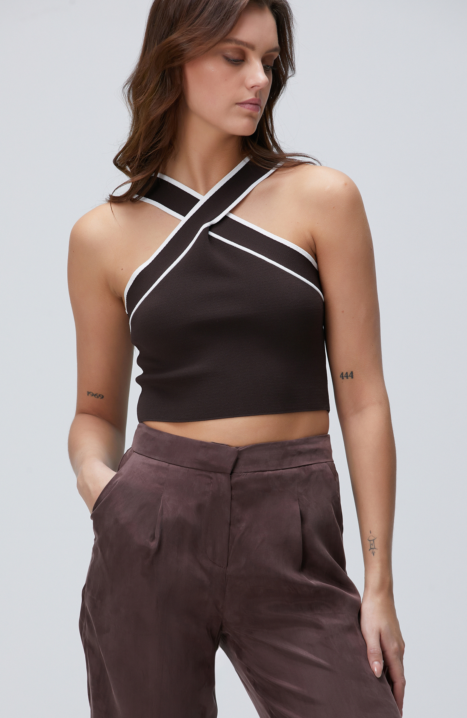 Kahverengi Çapraz Yakalı Crop Triko