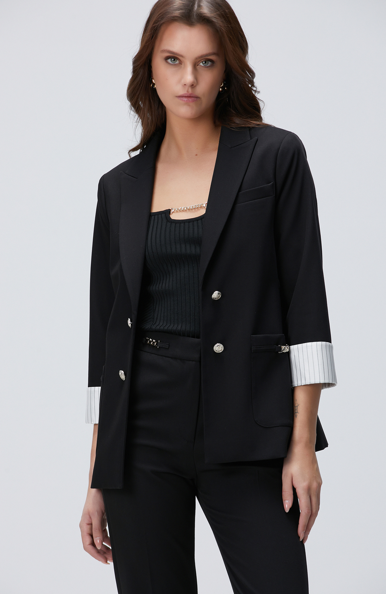 Siyah Aksesuar Detaylı Ceket