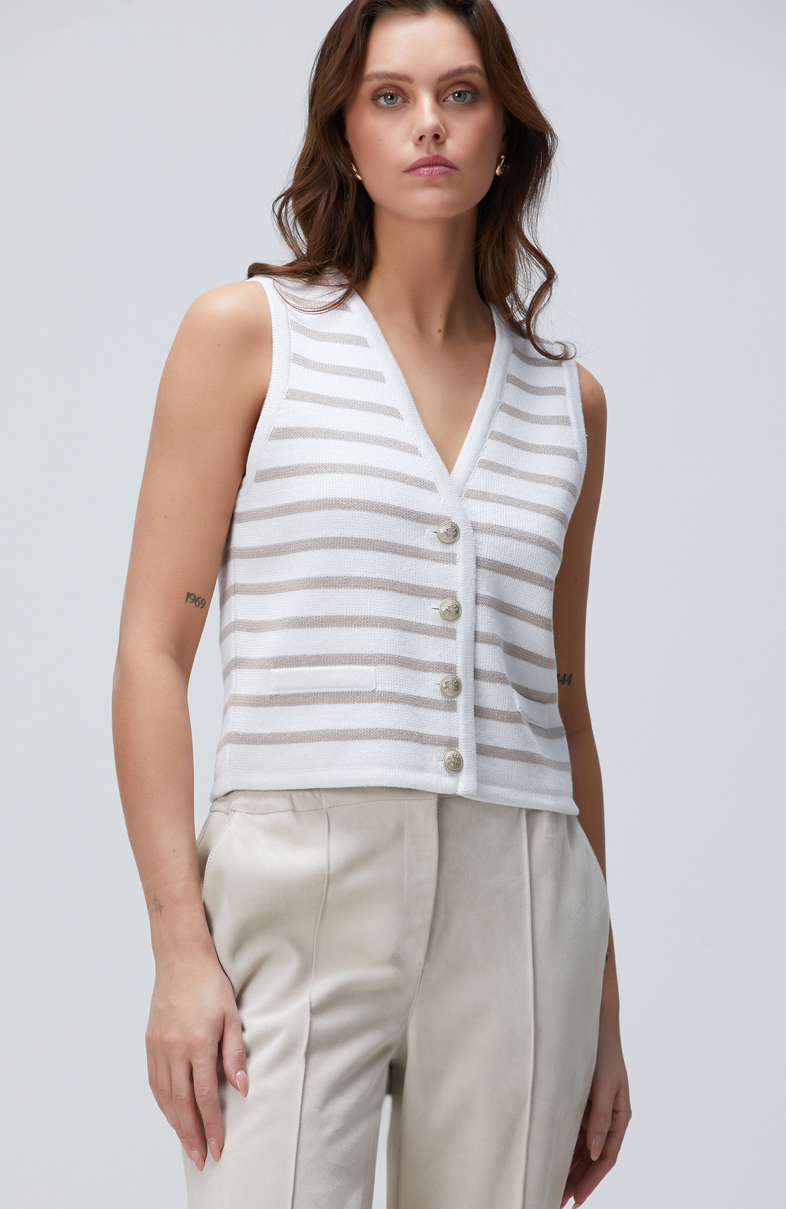 Kırık Beyaz Çizgili Triko Yelek