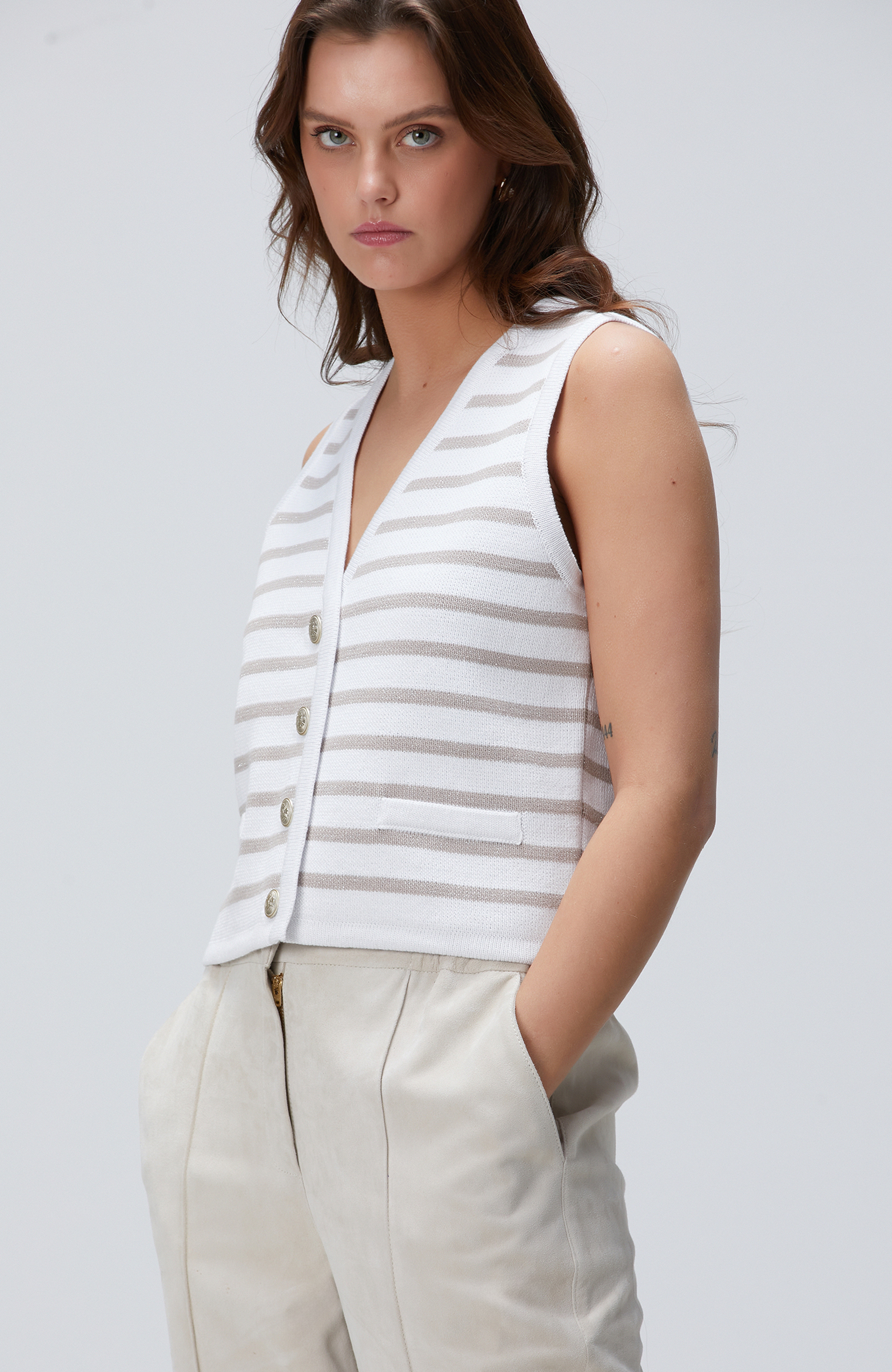Kırık Beyaz Çizgili Triko Yelek