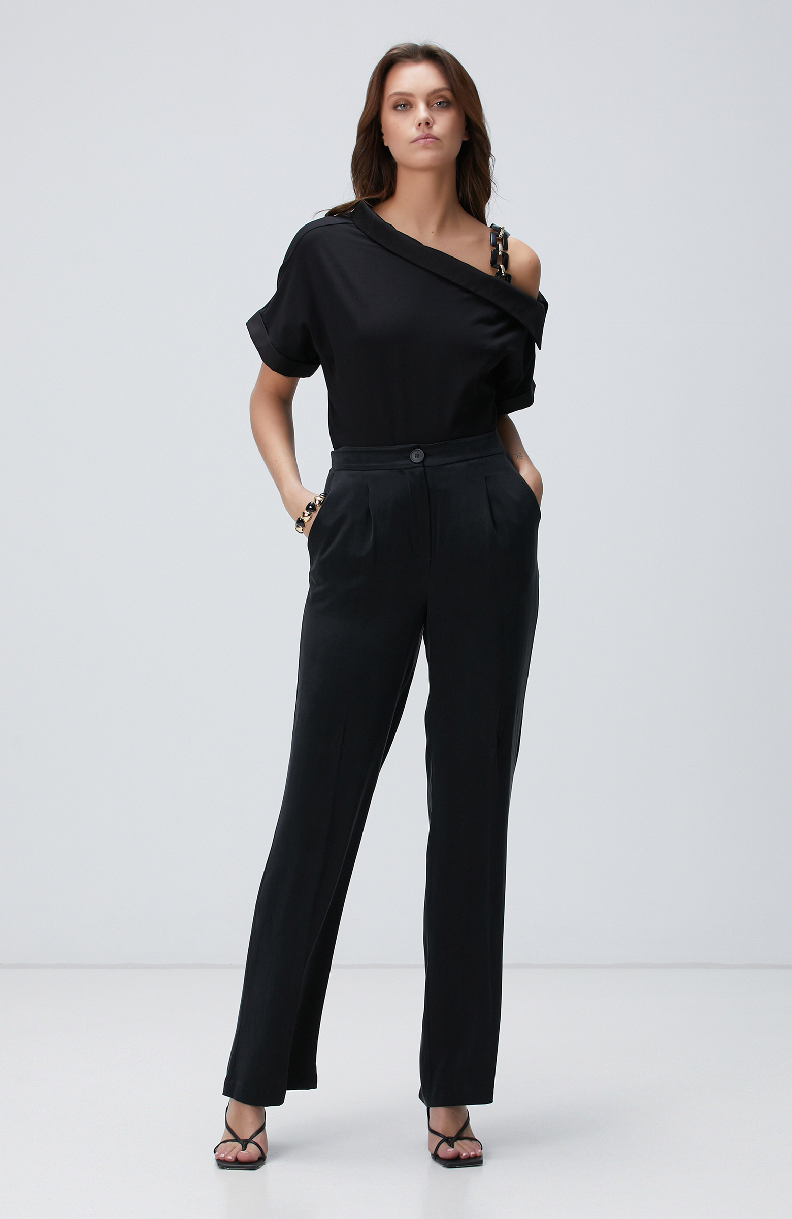 Siyah Aksesuar Askılı T-shirt