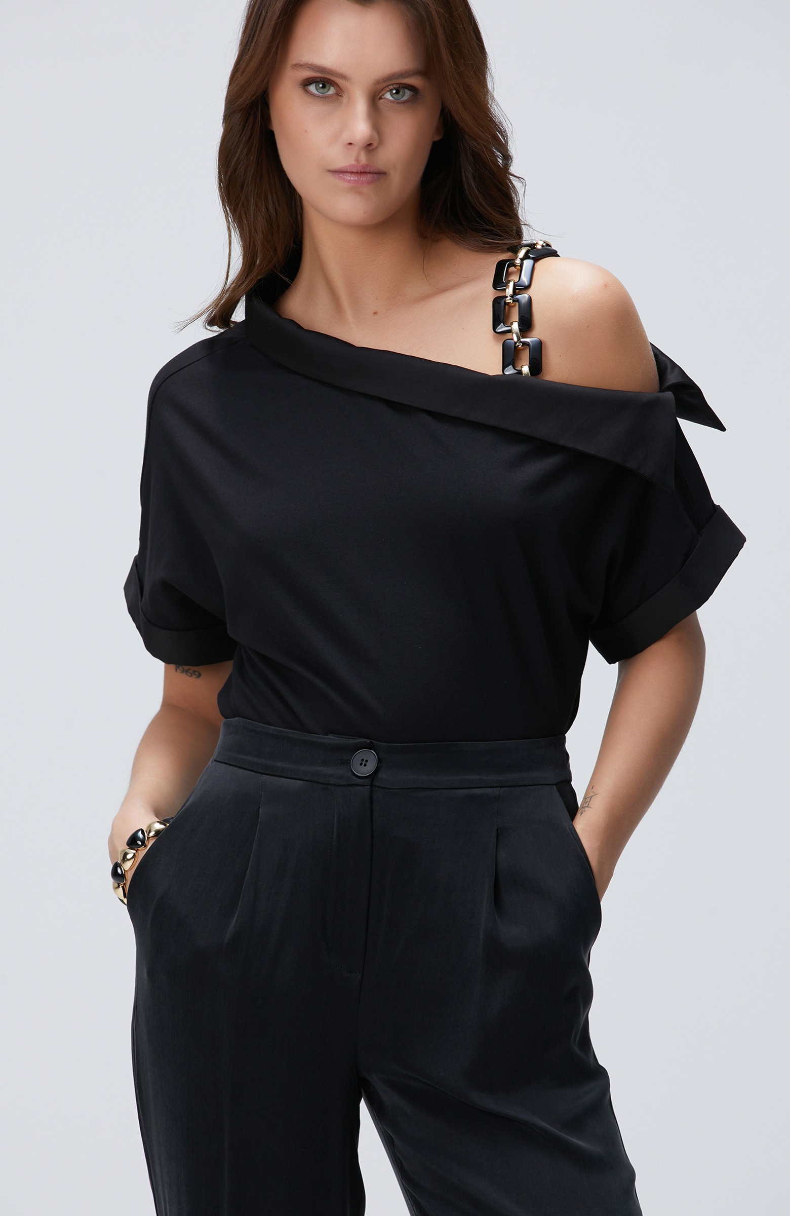 Siyah Aksesuar Askılı T-shirt