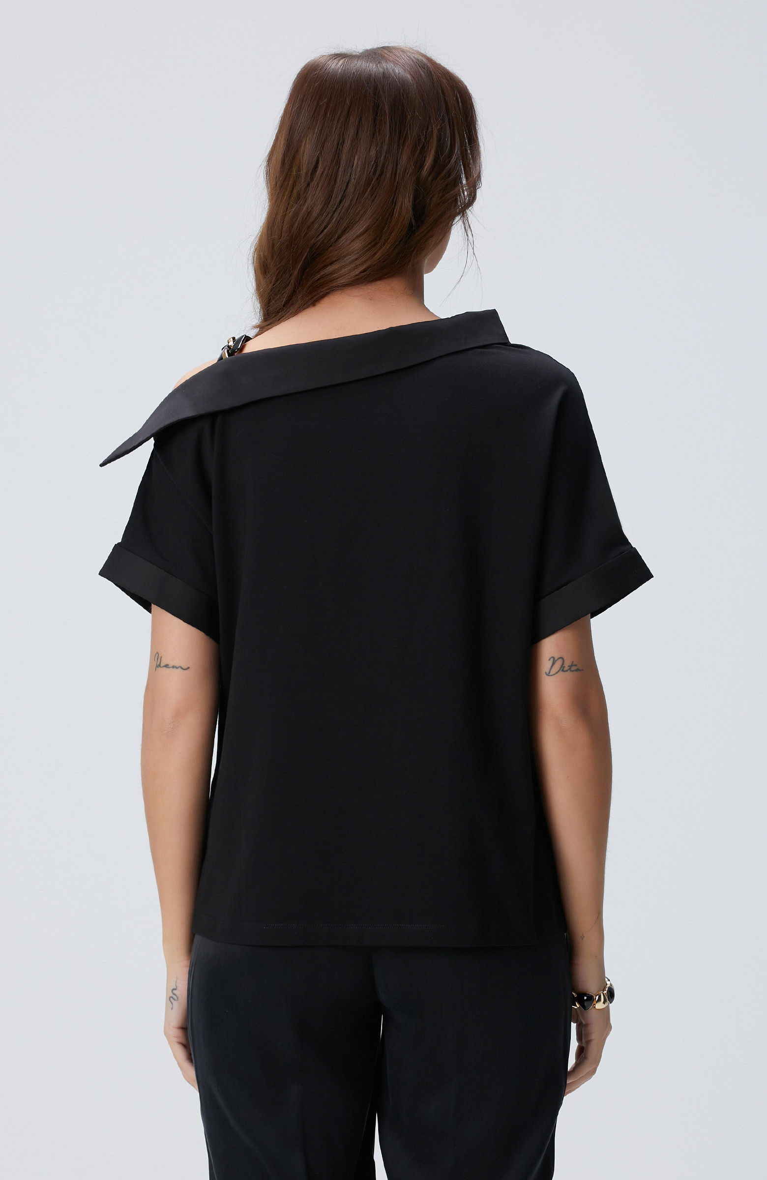 Siyah Aksesuar Askılı T-shirt