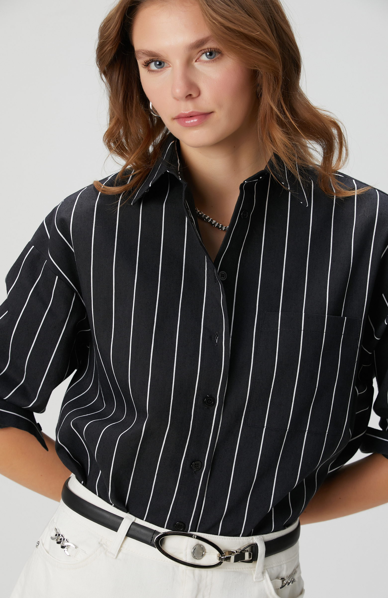 Siyah Beyaz Çizgili Keten Karışımlı Gömlek