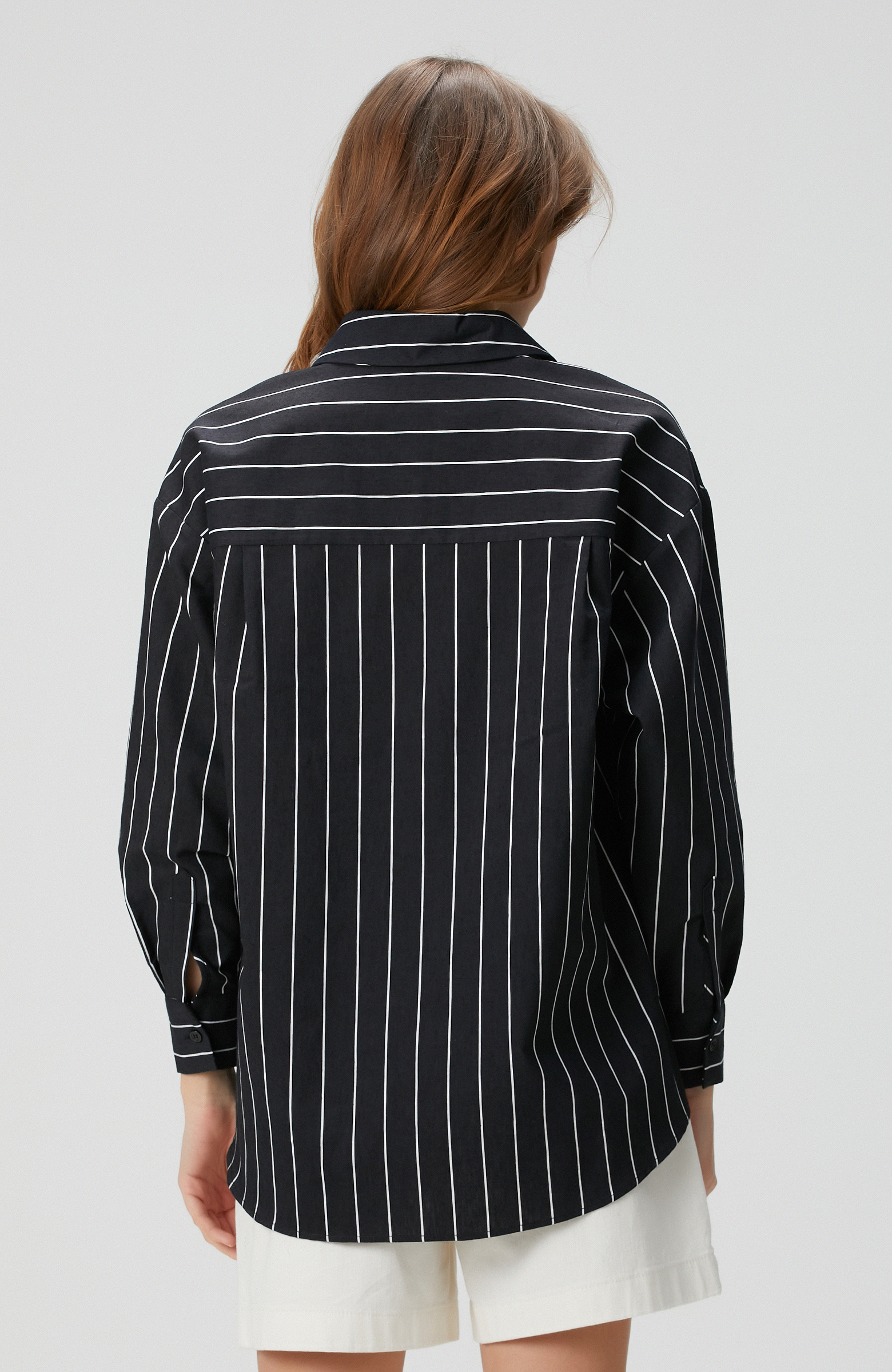 Siyah Beyaz Çizgili Keten Karışımlı Gömlek