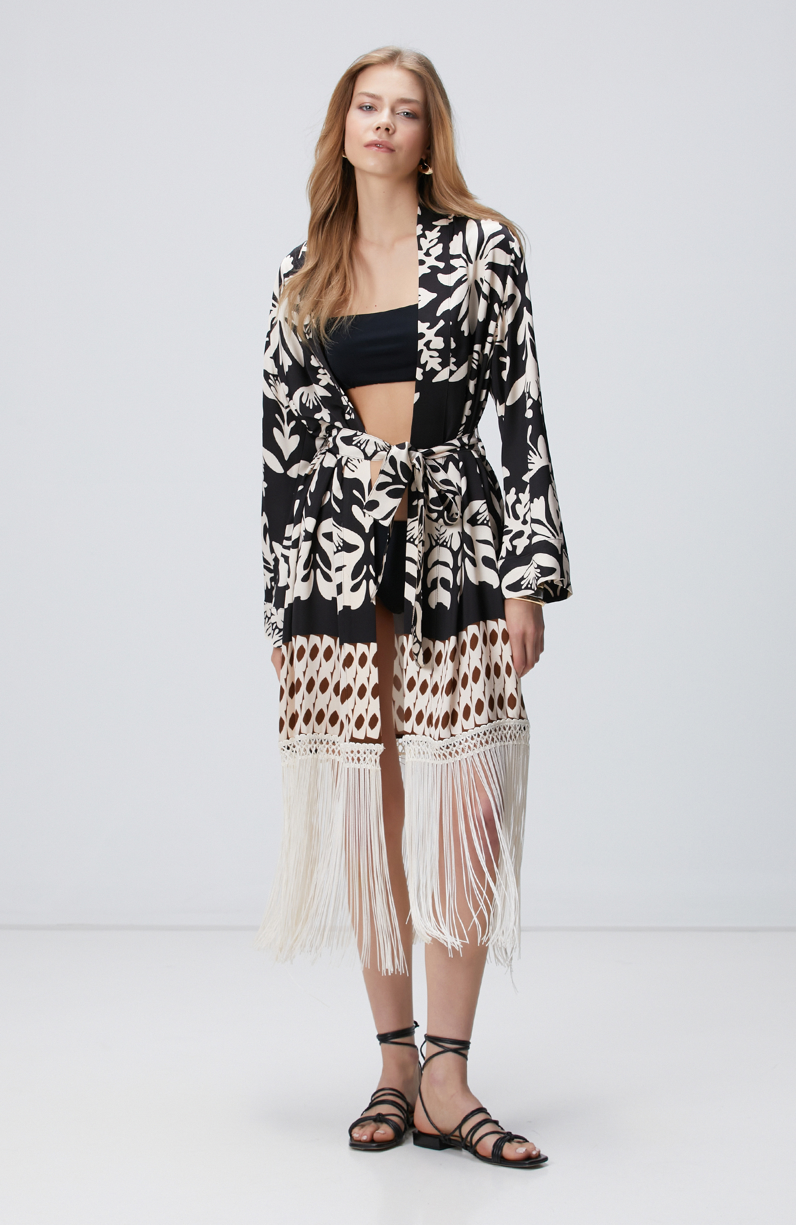 Siyah Püsküllü Desenli Kaftan