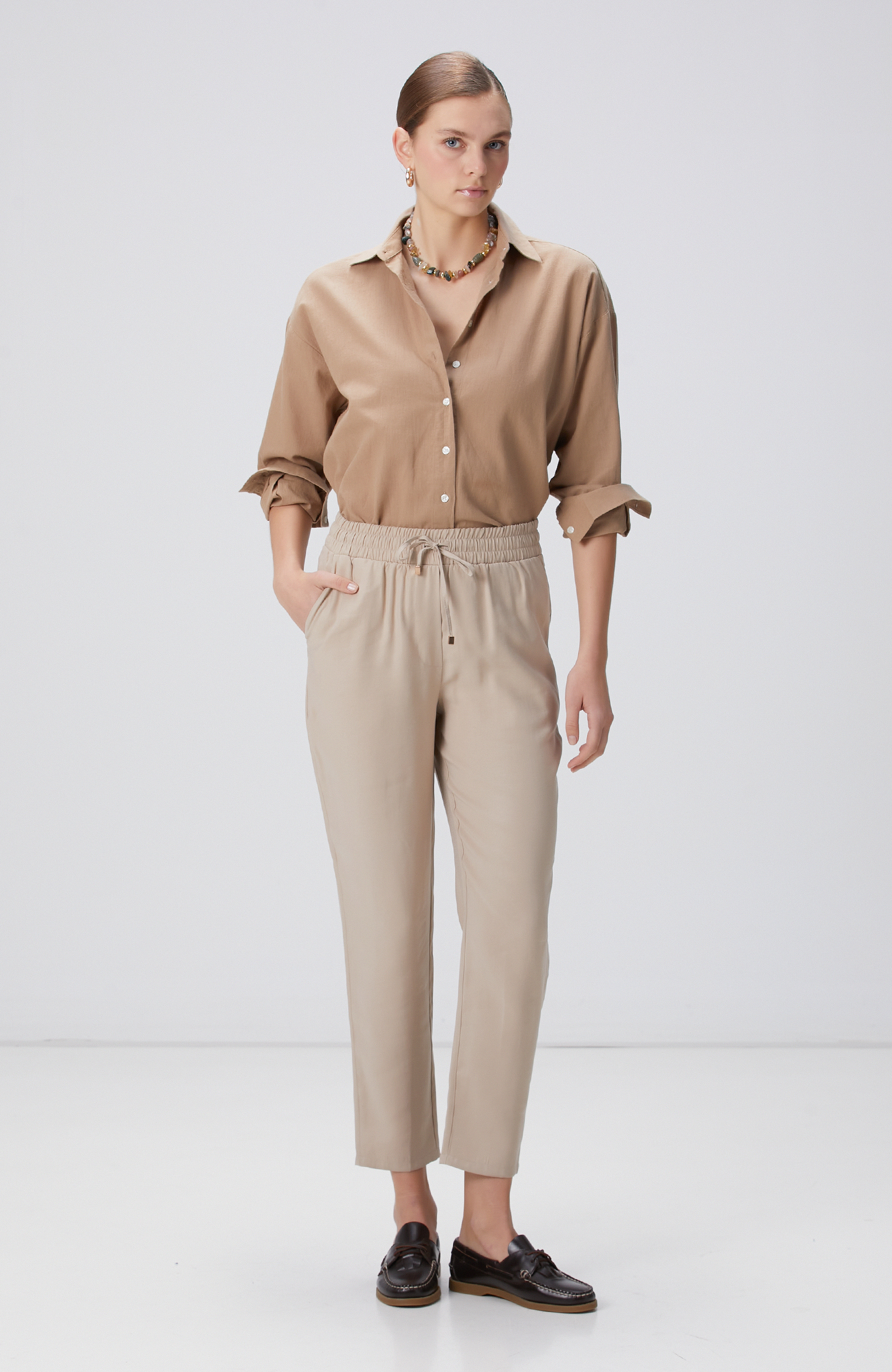 Bej Diyagonal Desenli Pantolon