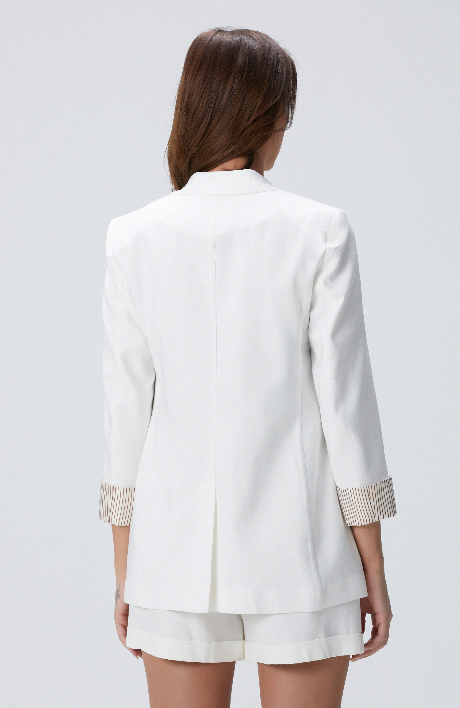 Beyaz Kol Ucu Desenli Astar Detaylı Ceket