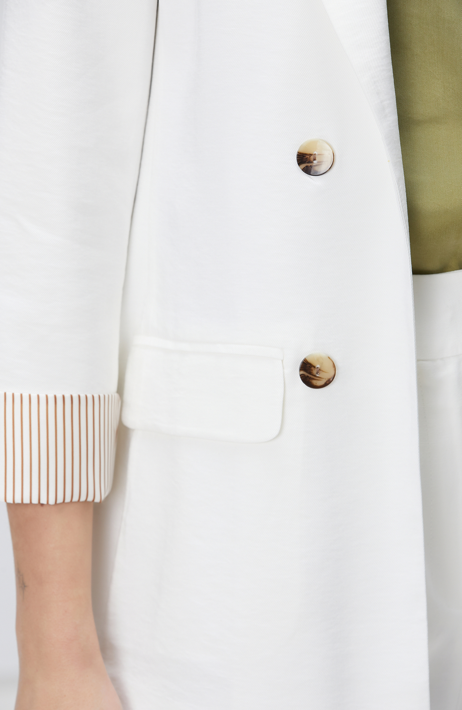 Beyaz Kol Ucu Desenli Astar Detaylı Ceket