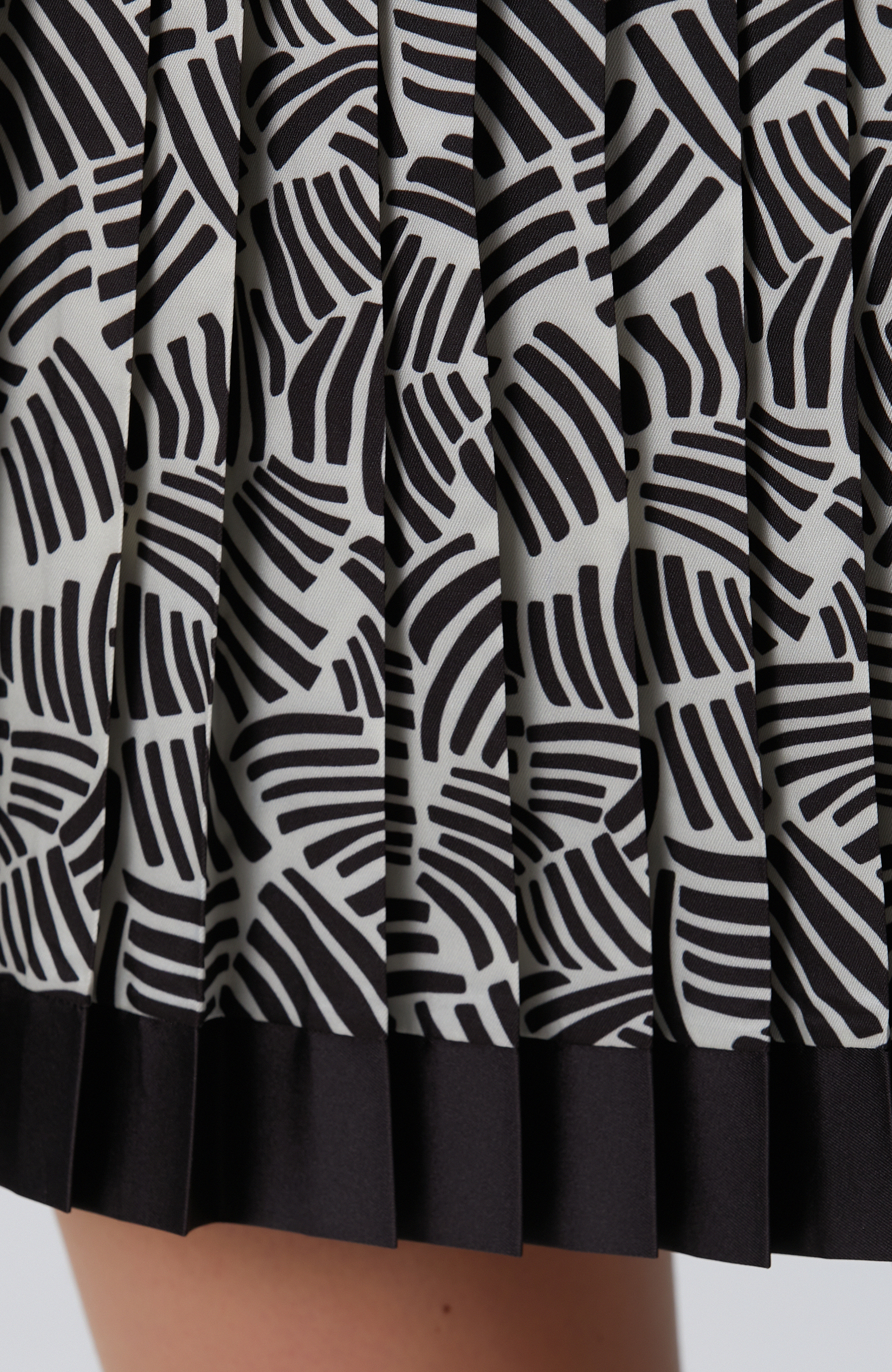 Kırık Beyaz Siyah Desenli Mini Etek