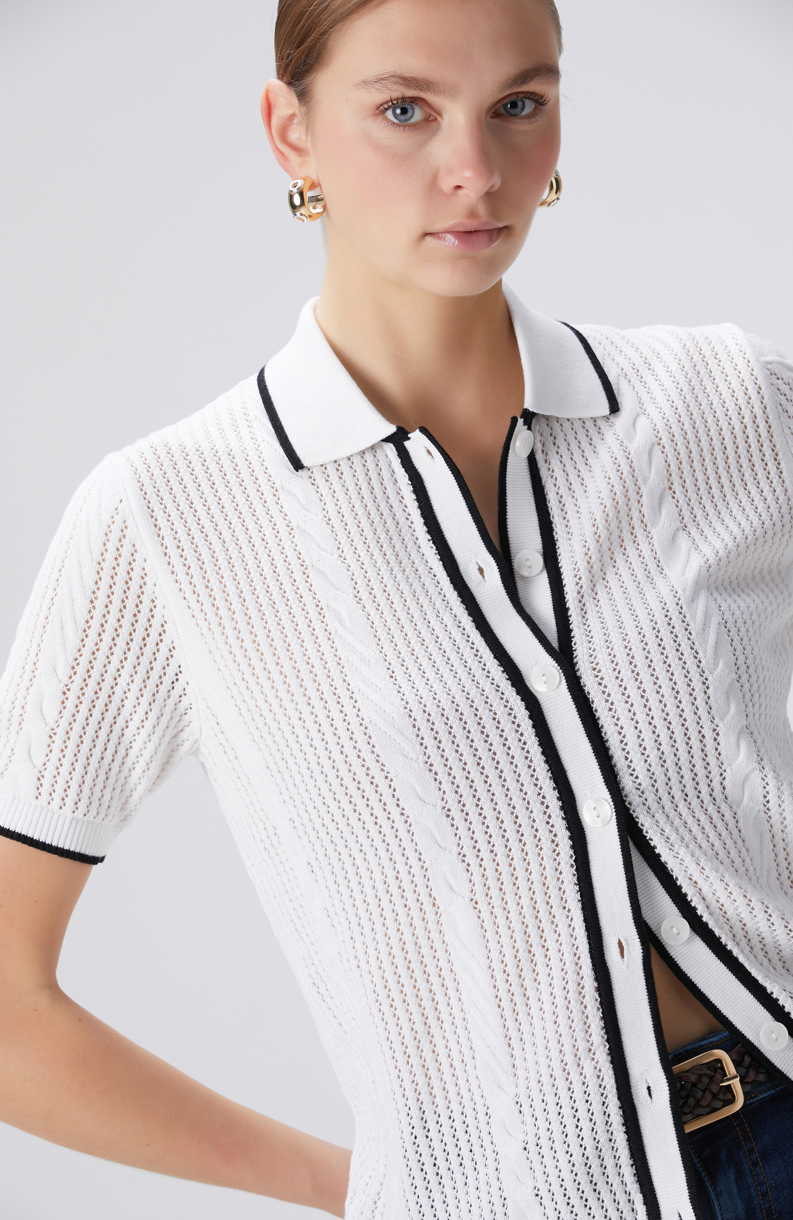 Beyaz Delikli Örgü Triko Gömlek