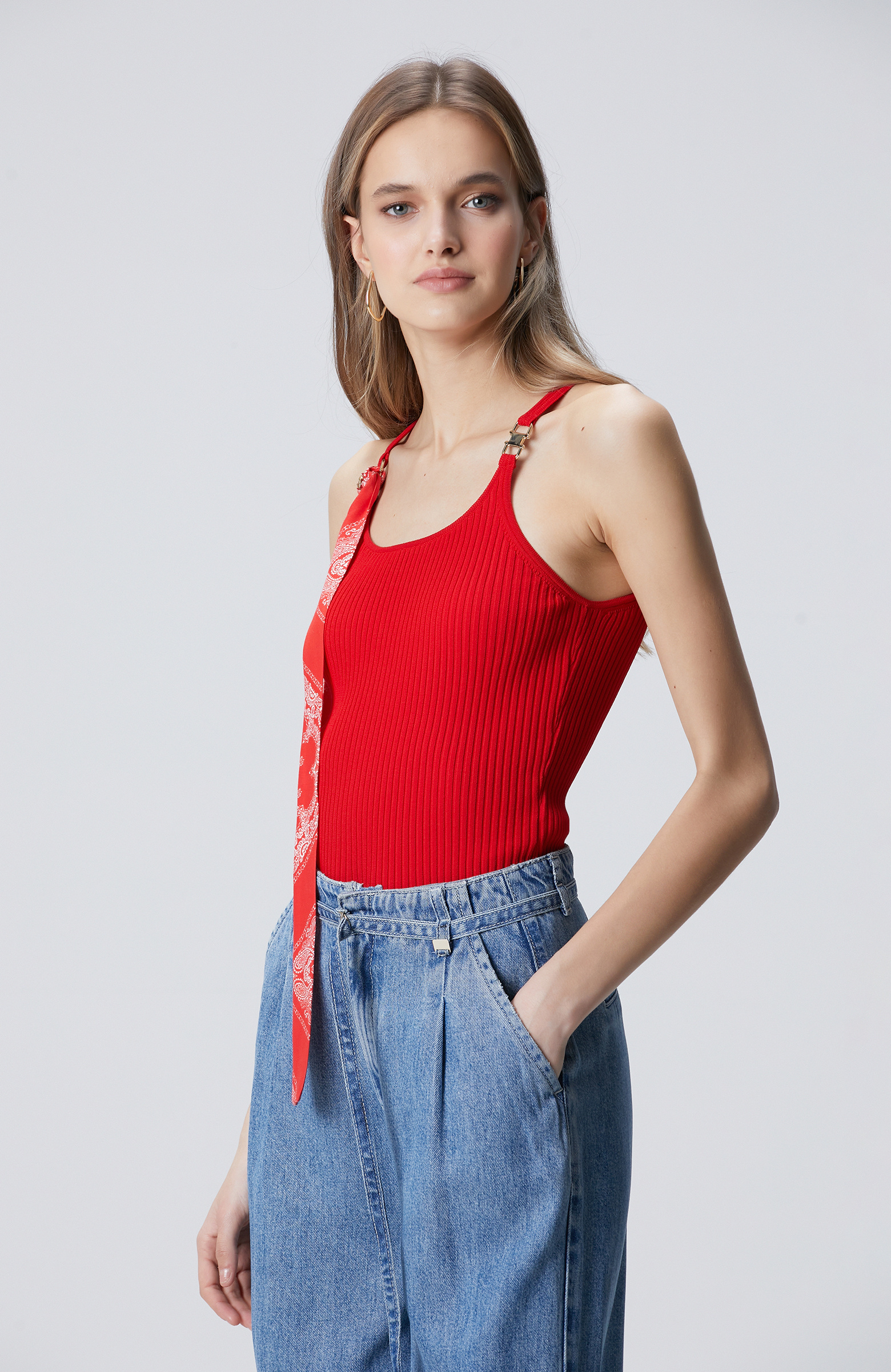 Kırmızı Aksesuarlı Triko Atlet