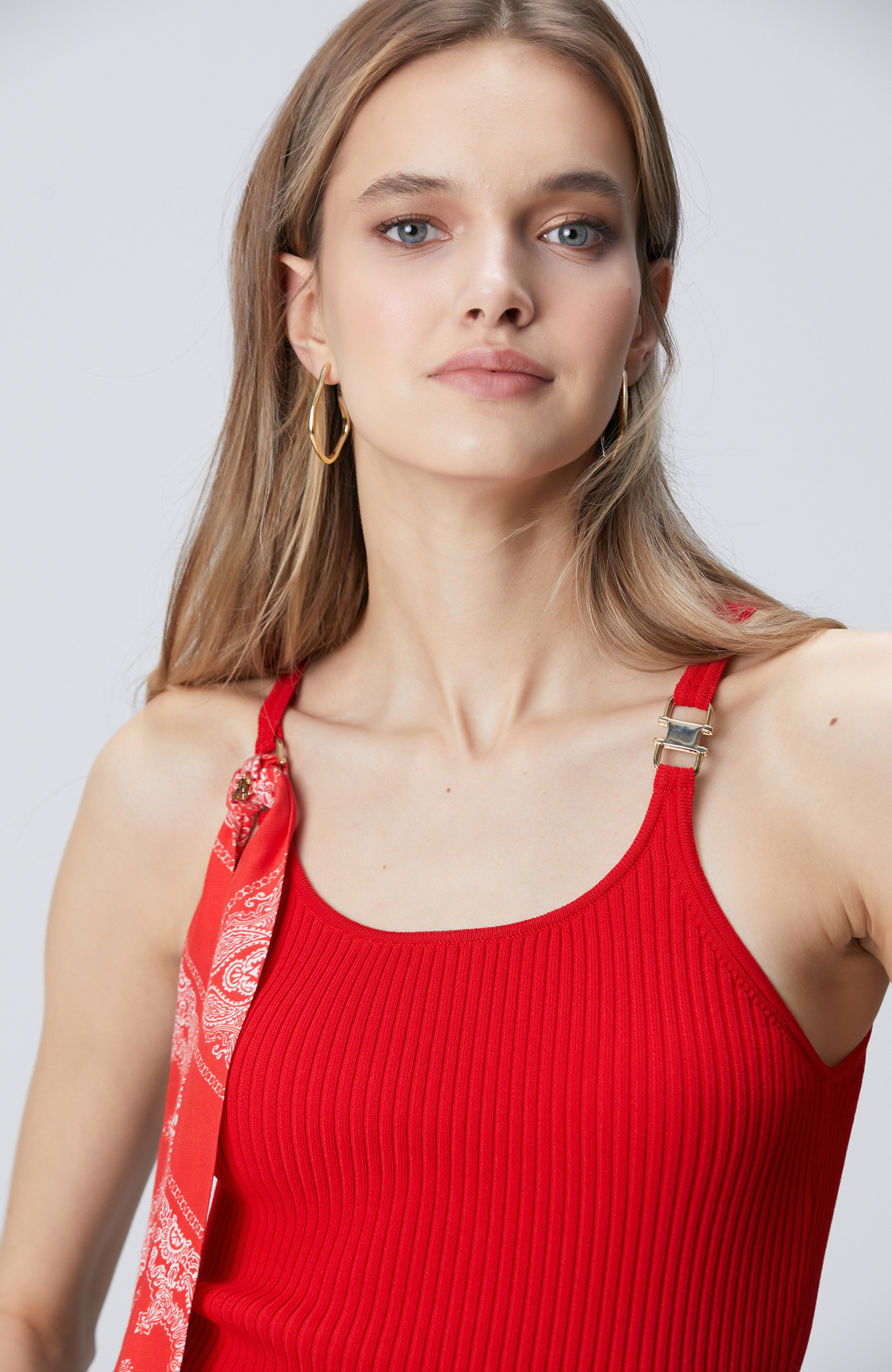 Kırmızı Aksesuarlı Triko Atlet