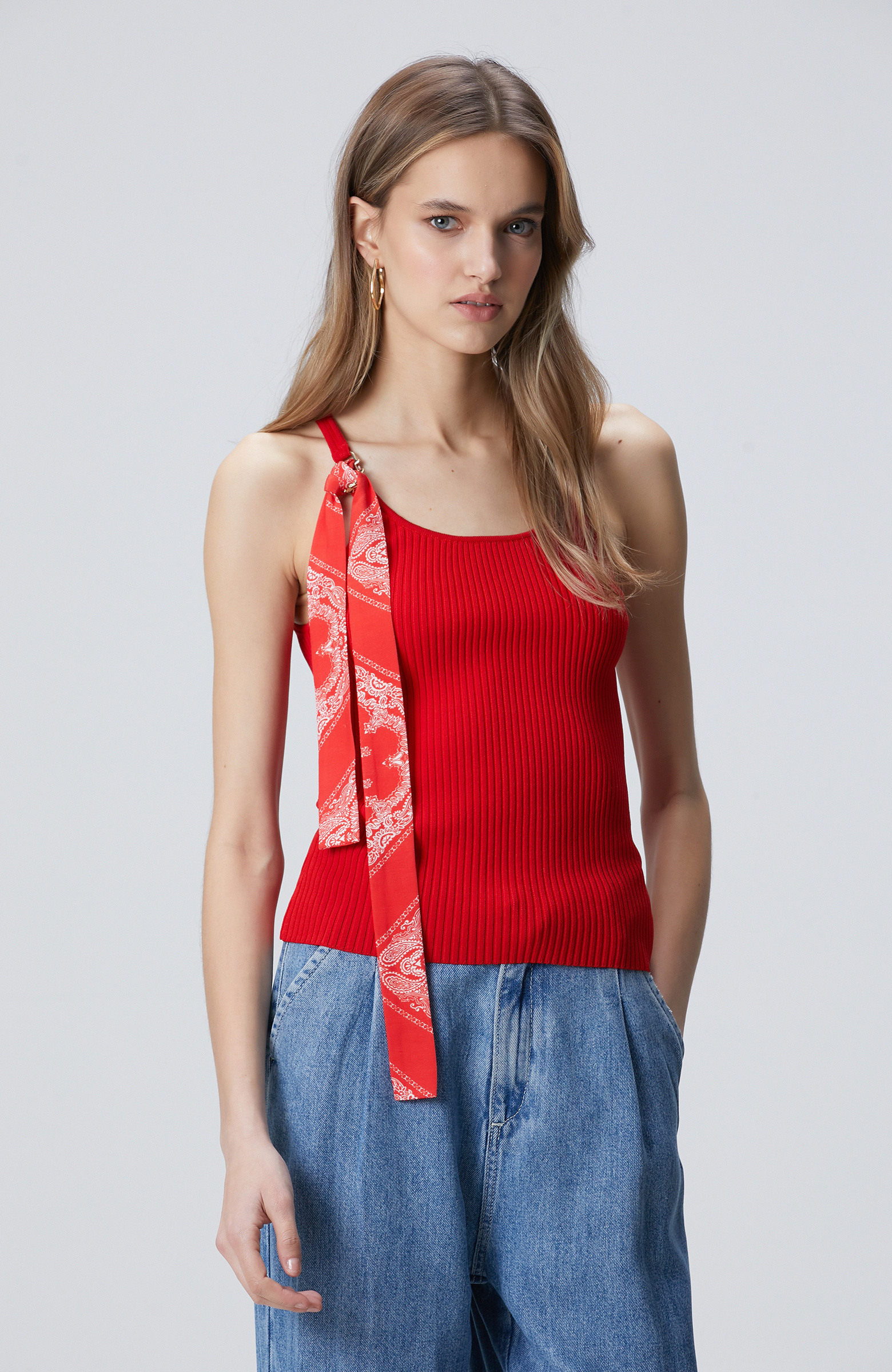 Kırmızı Aksesuarlı Triko Atlet