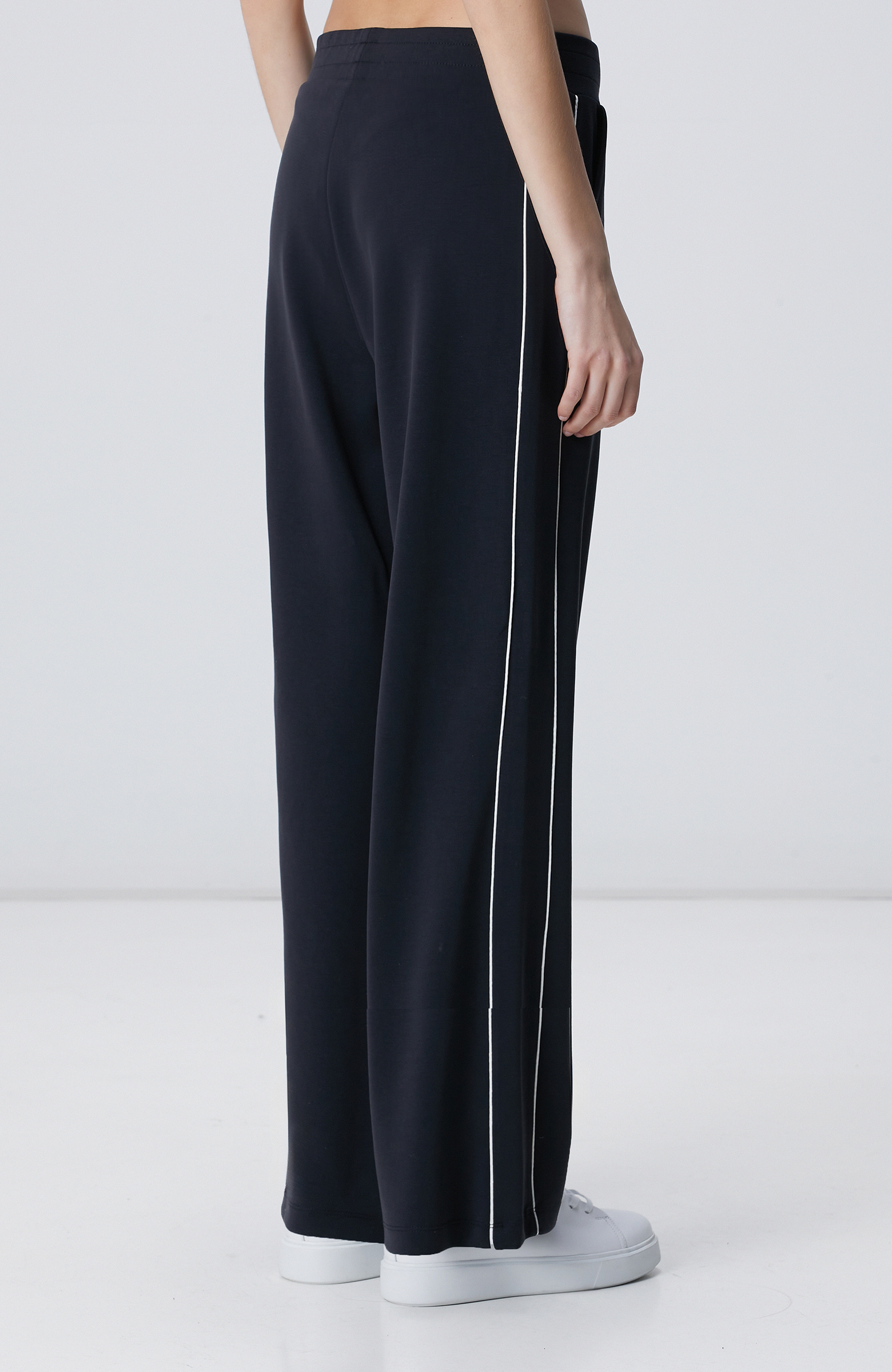 Siyah Modal Karışımlı Biye Detaylı Eşofman