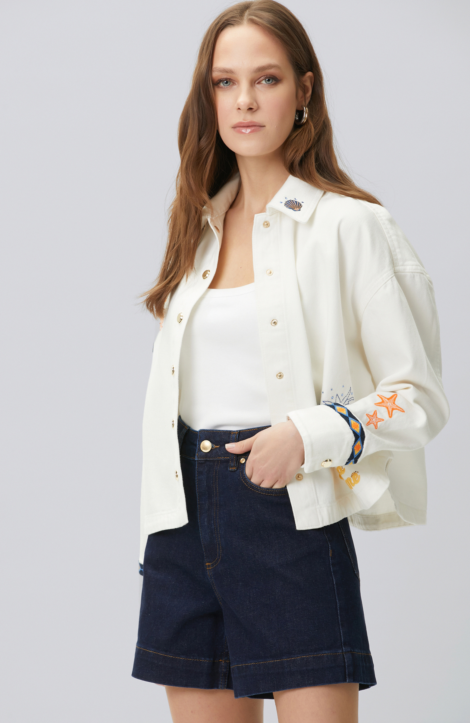 Beyaz Nakış ve Artwork Detaylı Denim Mont