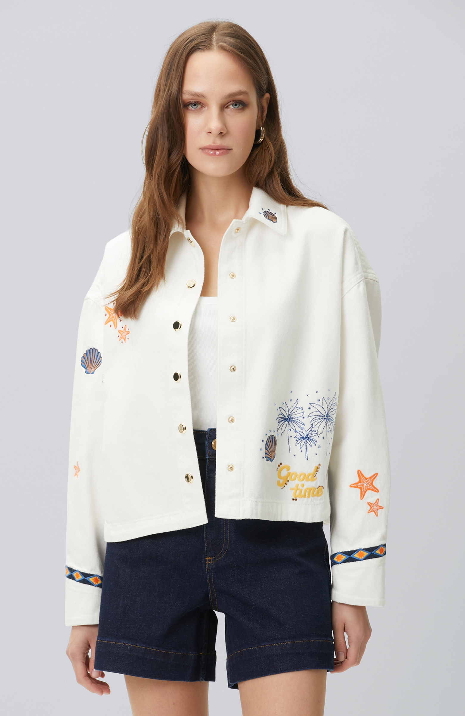 Beyaz Nakış ve Artwork Detaylı Denim Mont