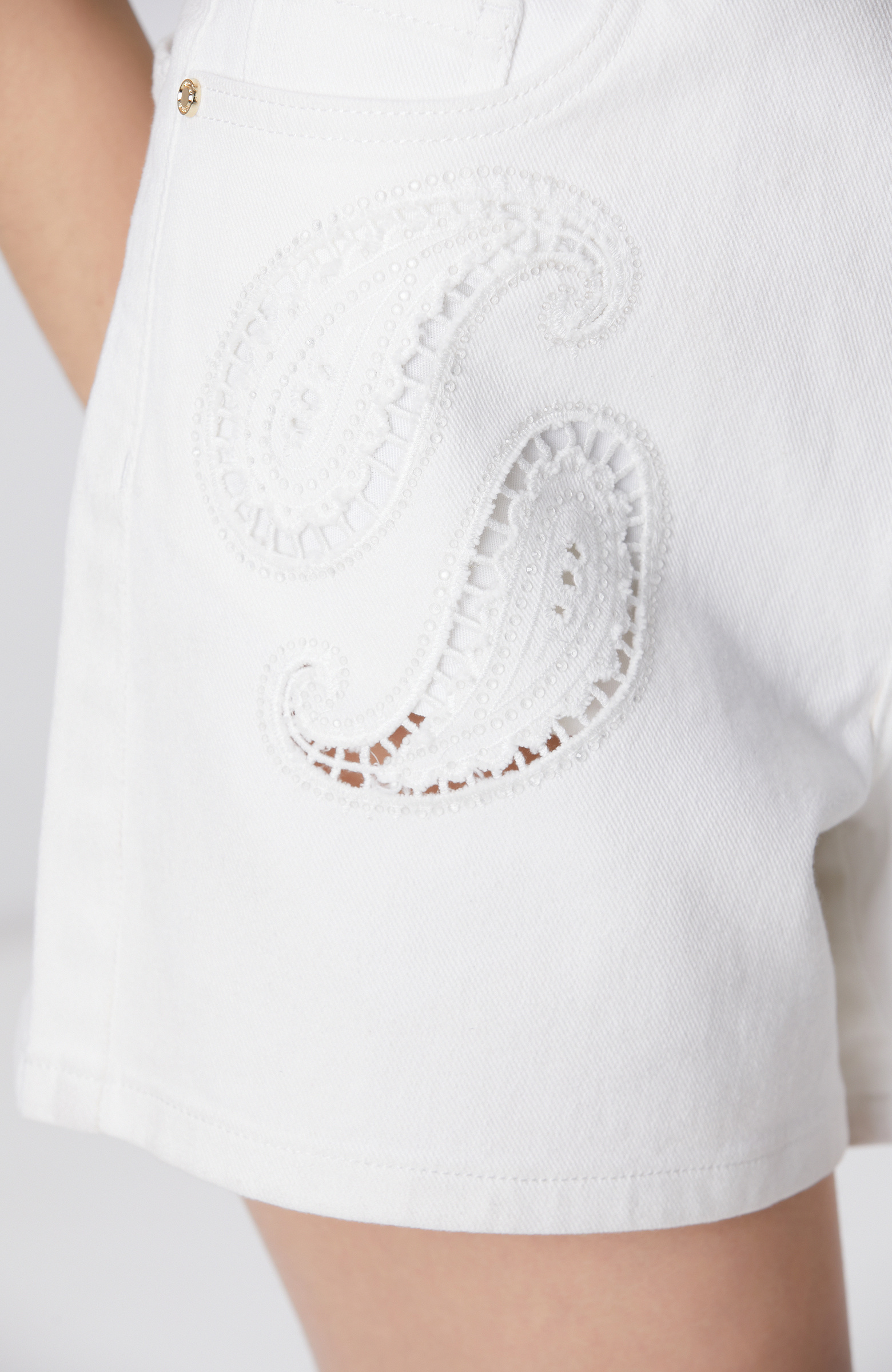 Kırık Beyaz Nakışlı Taşlı Denim Şort