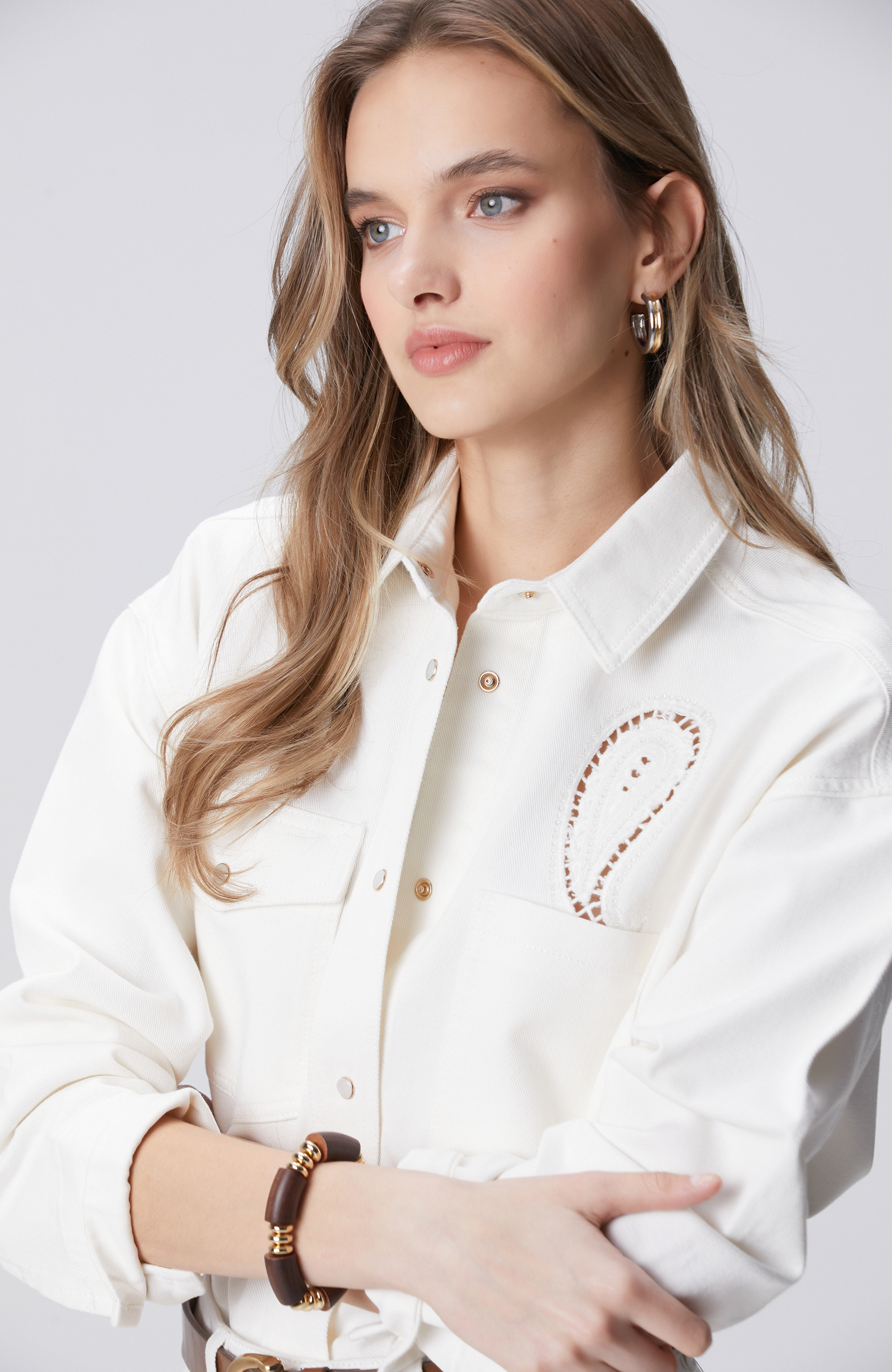 Kırık Beyaz Nakışlı Taşlı Denim Gömlek