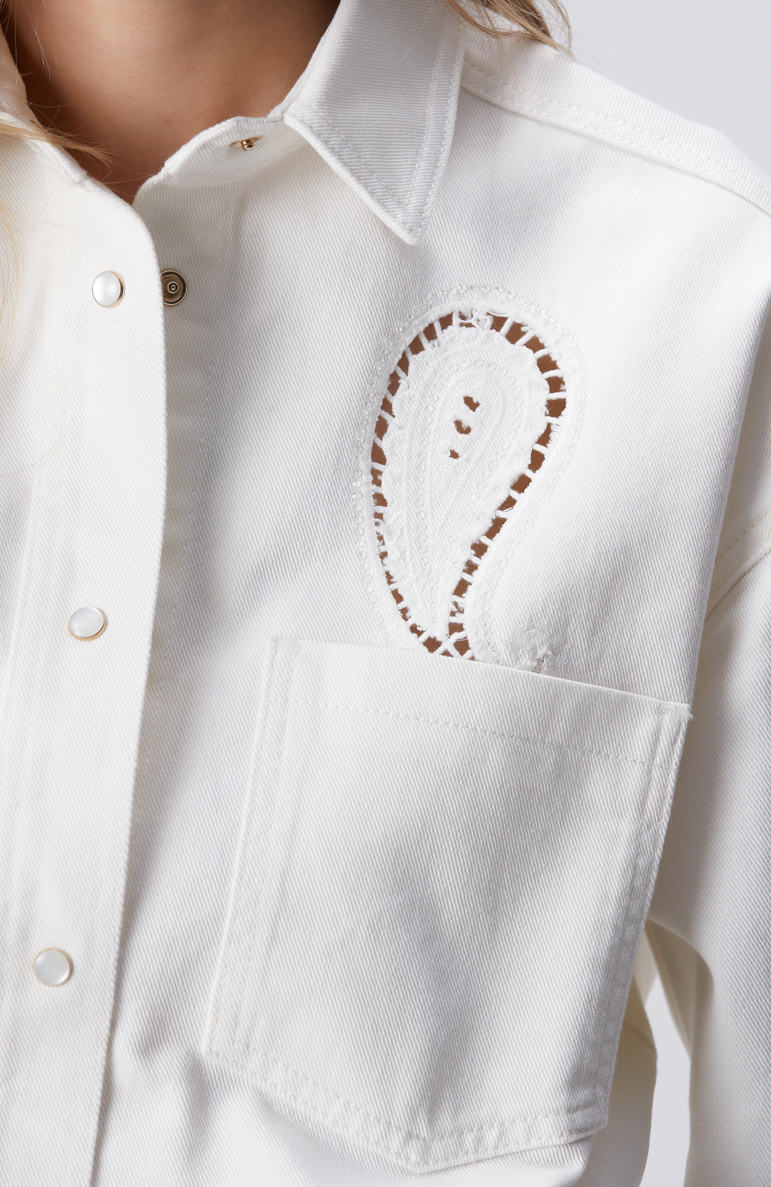 Kırık Beyaz Nakışlı Taşlı Denim Gömlek