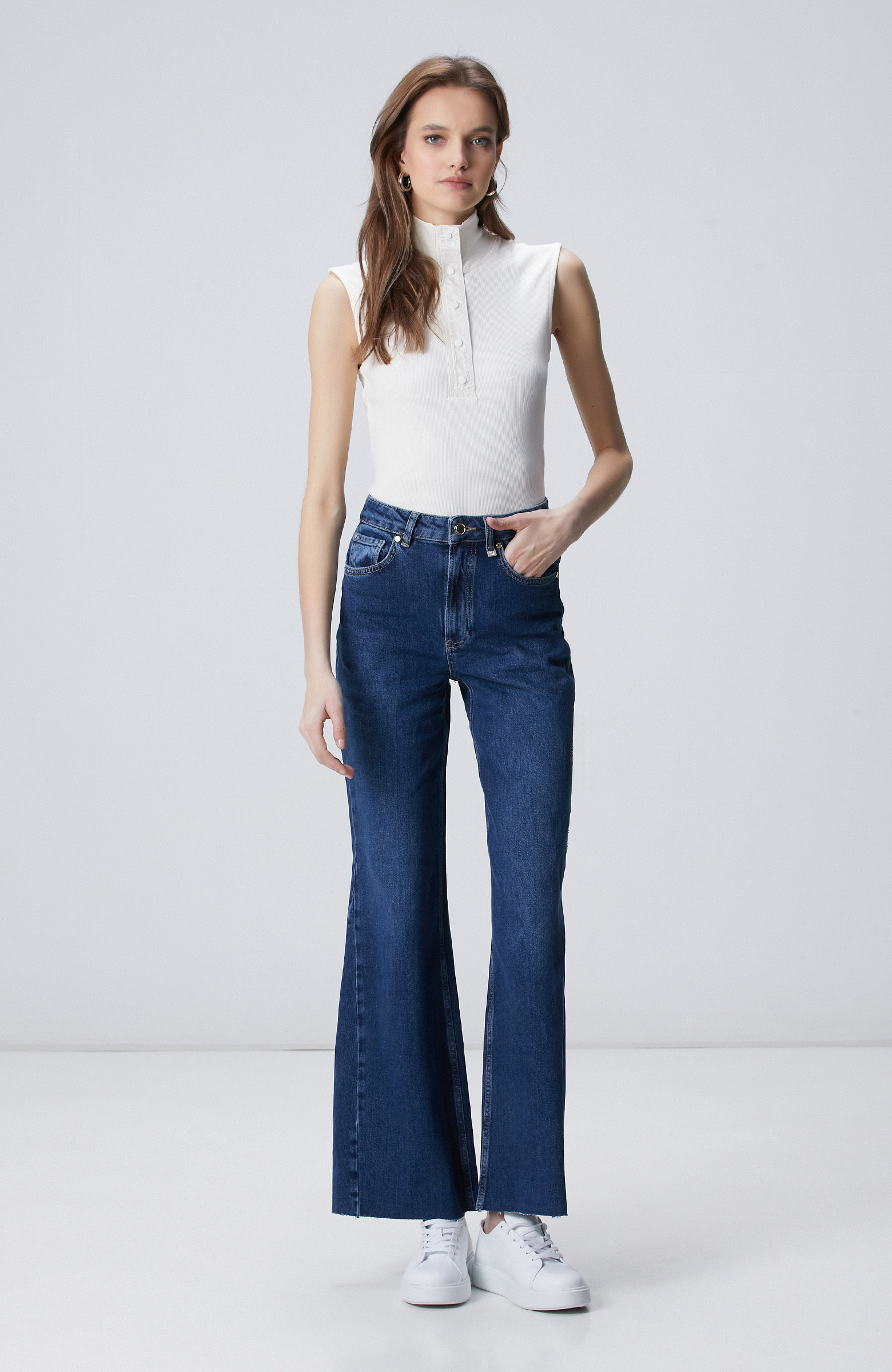 Kırık Beyaz Dokuma Garni Detaylı Modal Mix T-shirt