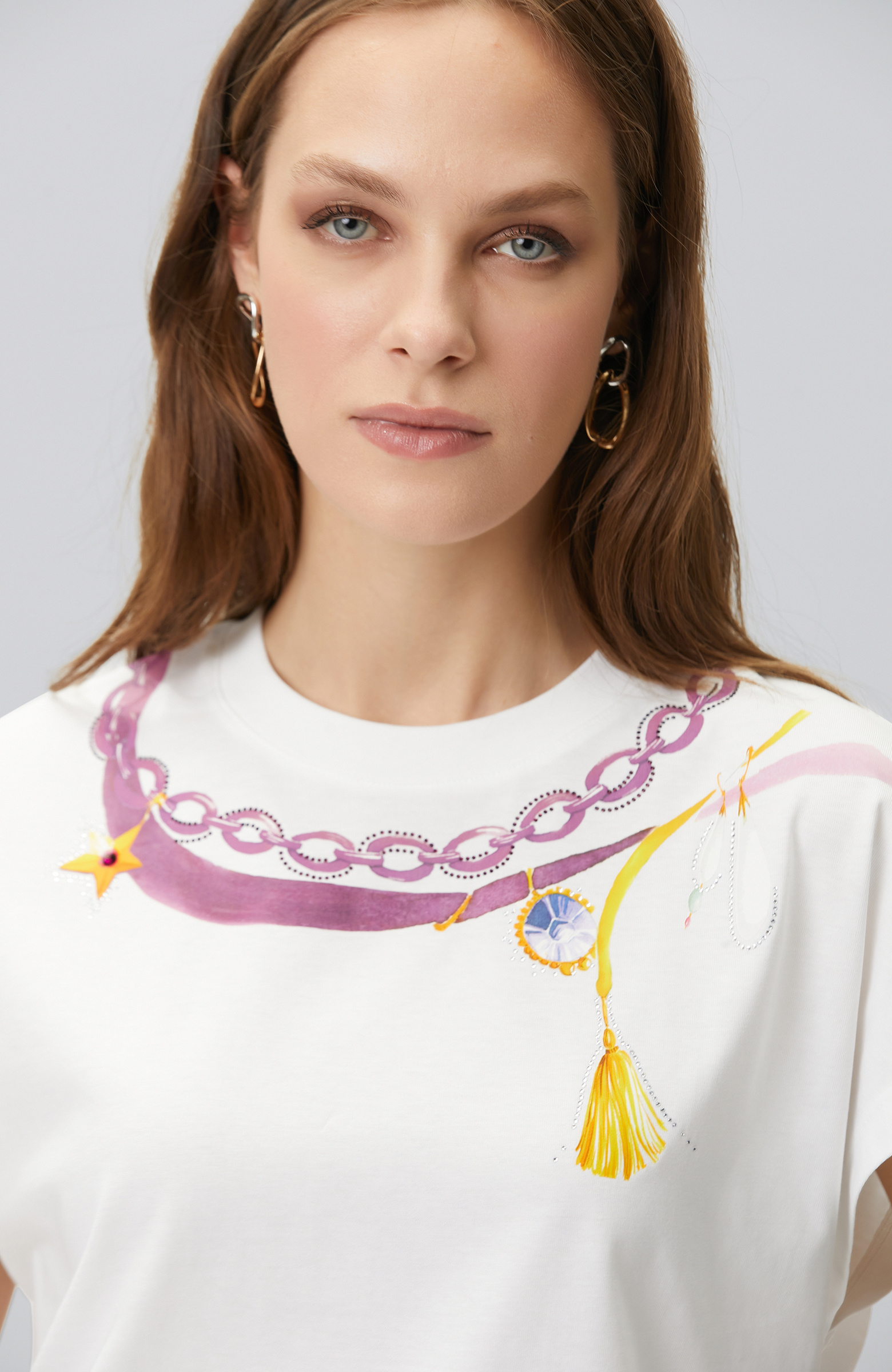 Kırık Beyaz Yaka Baskı Detaylı T-shirt