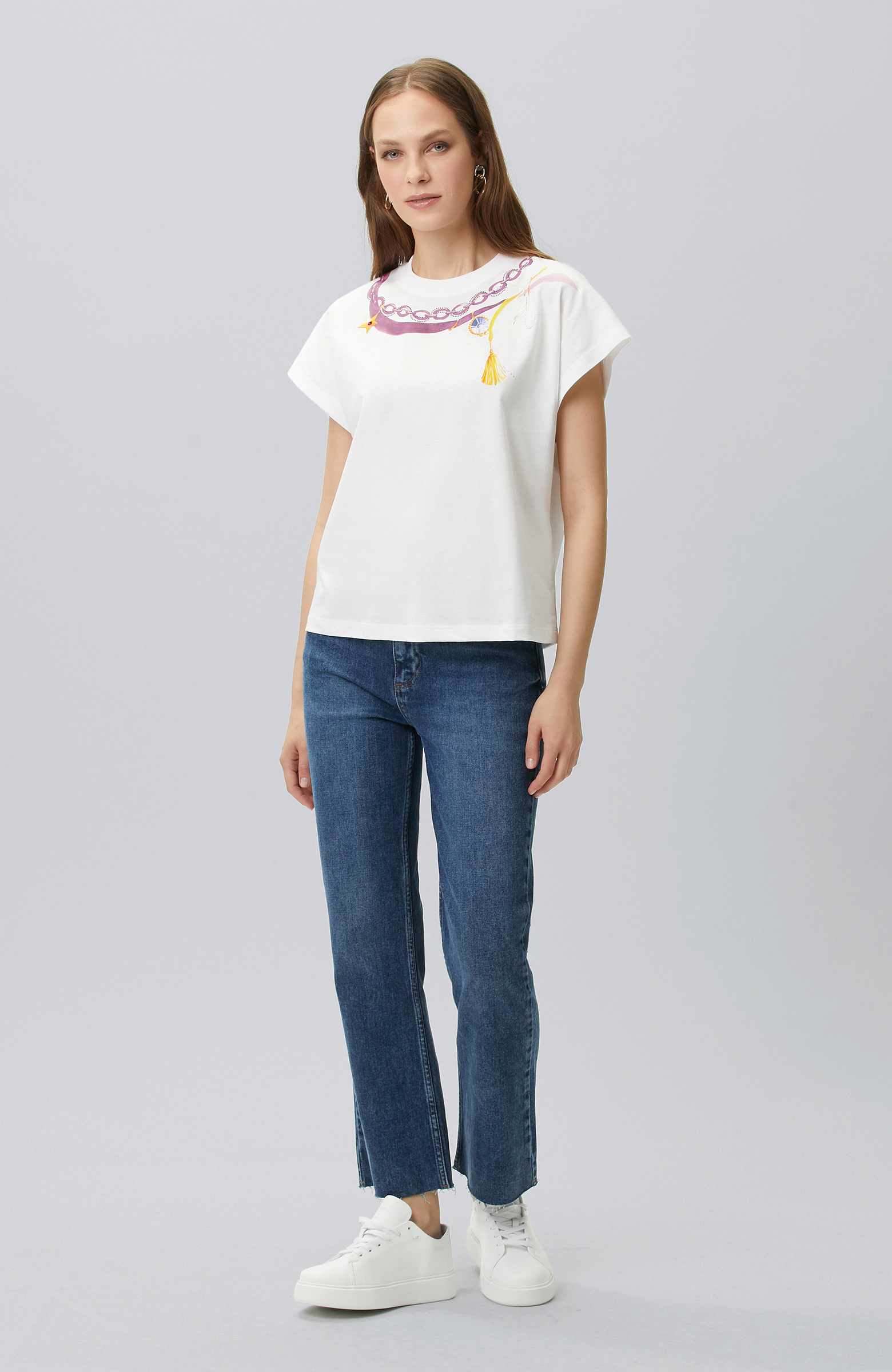 Kırık Beyaz Yaka Baskı Detaylı T-shirt