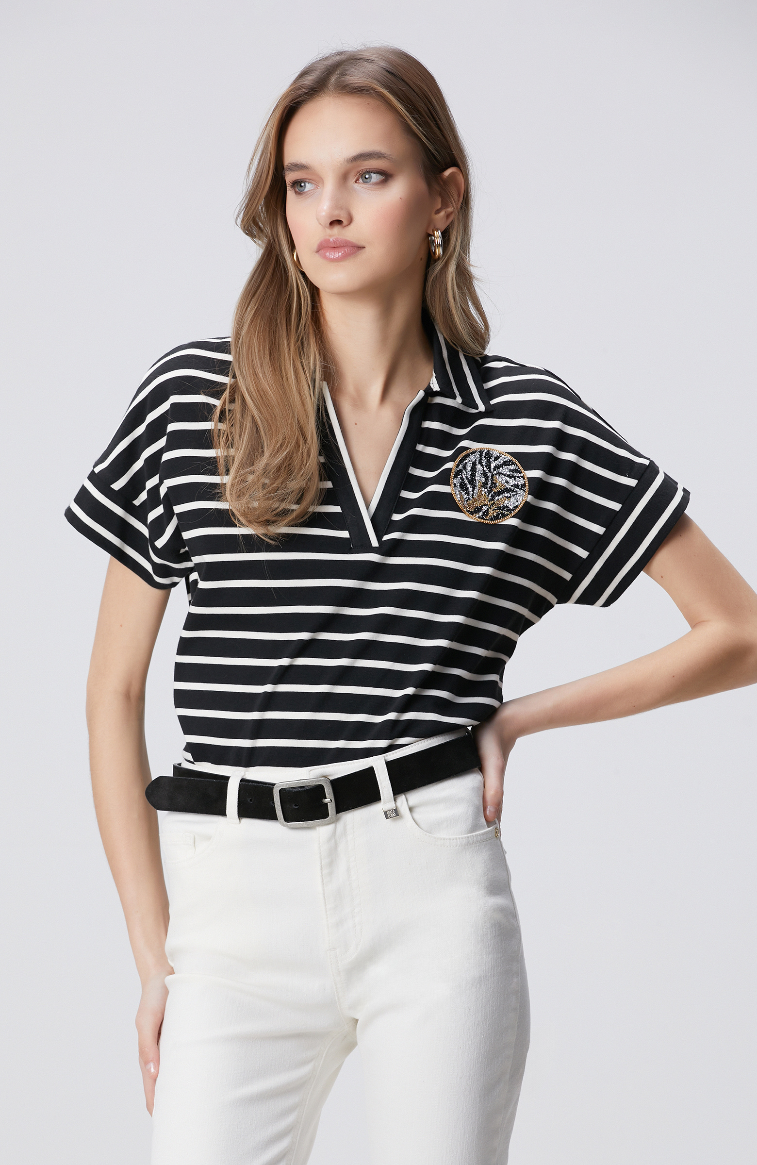 Siyah Kırık Beyaz Aksesuar Detaylı T-shirt